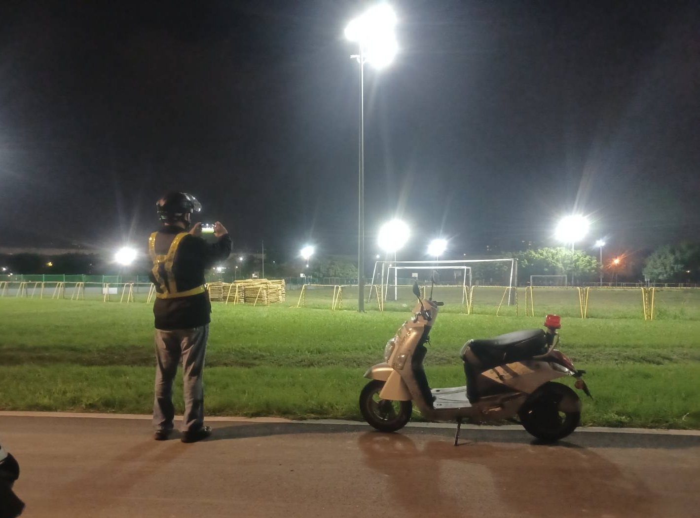 新北河濱園區保全定期回報球場夜間燈光情形