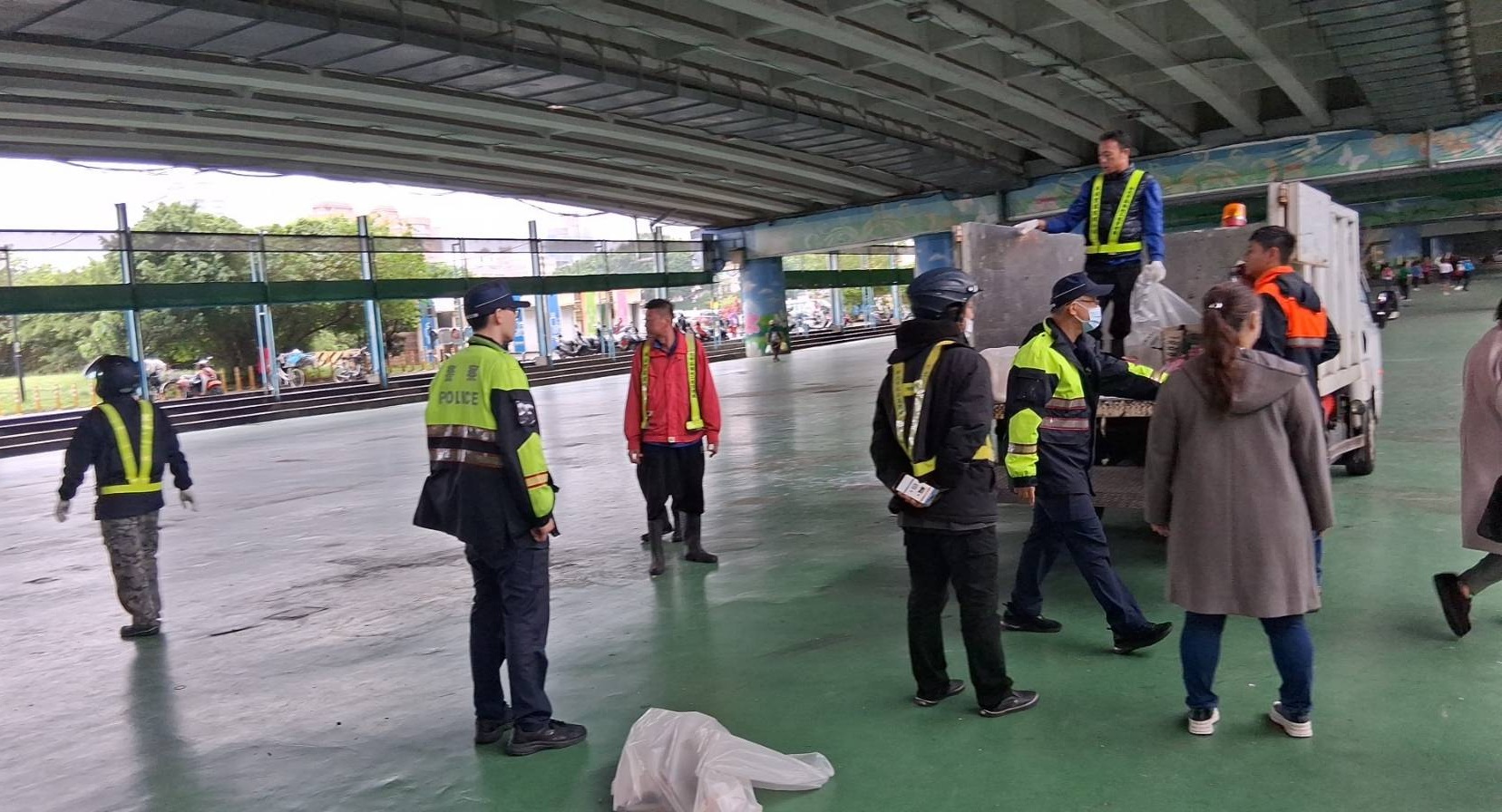  園區保全支援福和橋下攤販取締