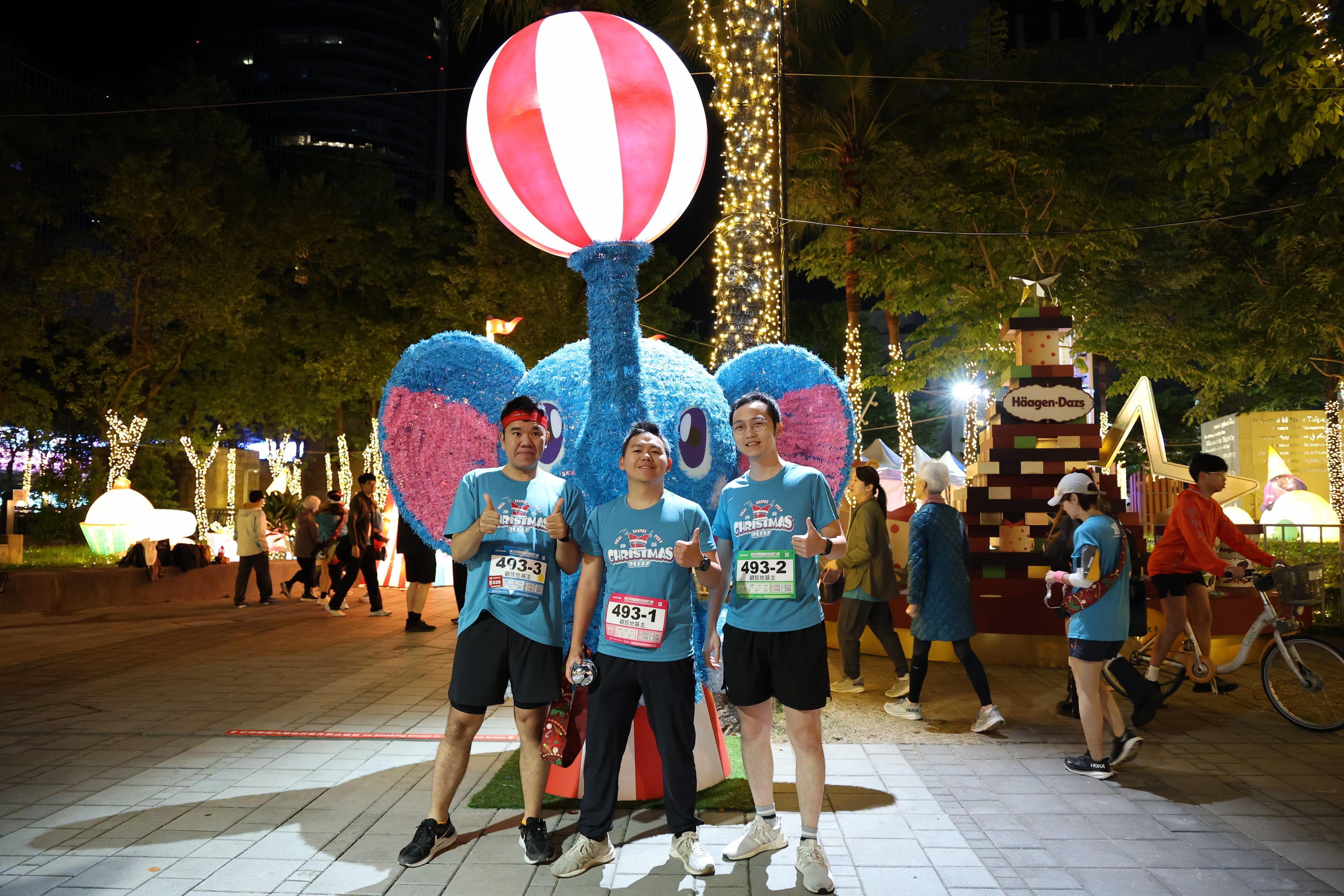 跑者在起跑前與耶誕燈飾合影留念