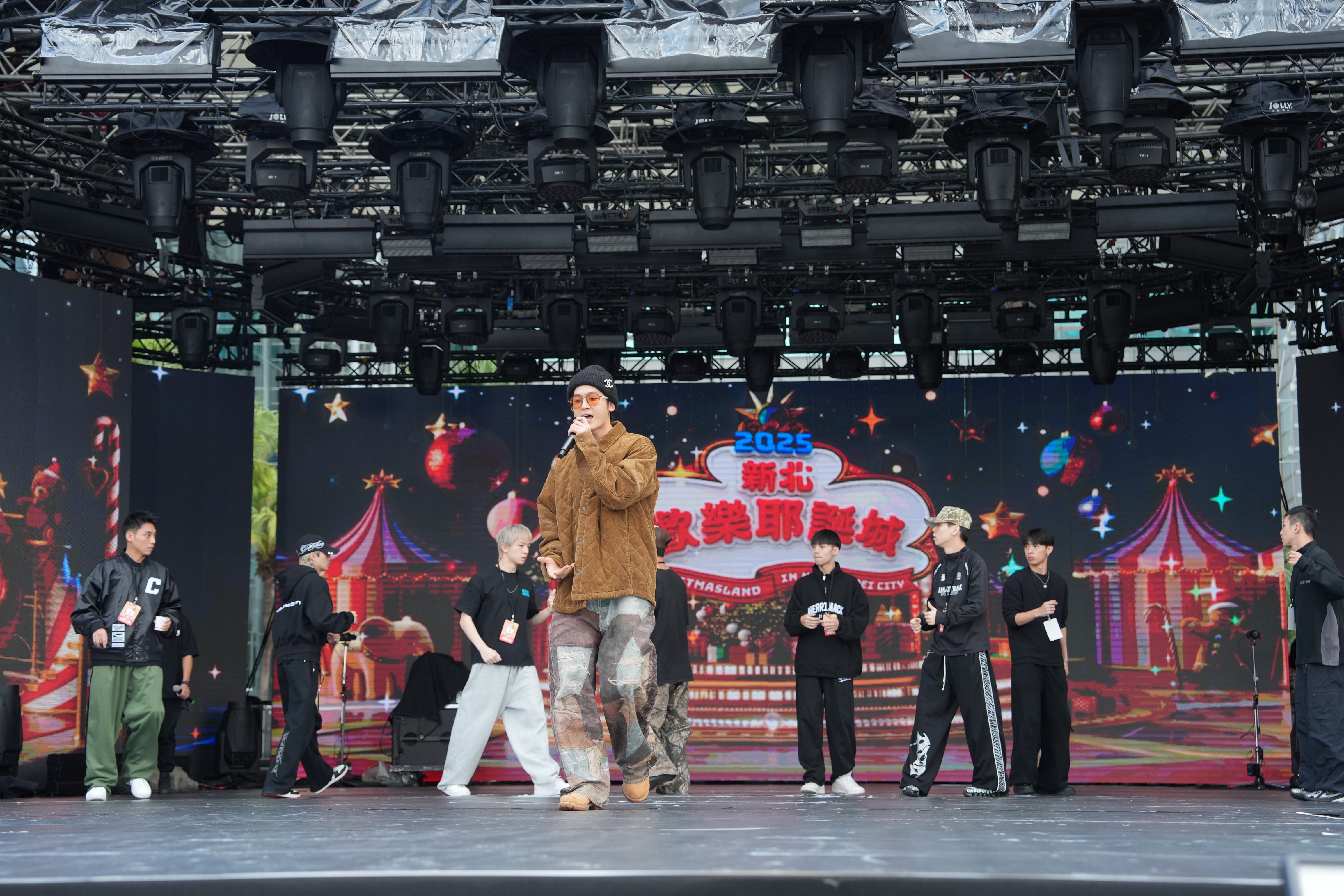  睽違九年並於今年7月發行最新專輯的小樂 吳思賢接力演唱，讓提前到現場等待的歌迷一飽