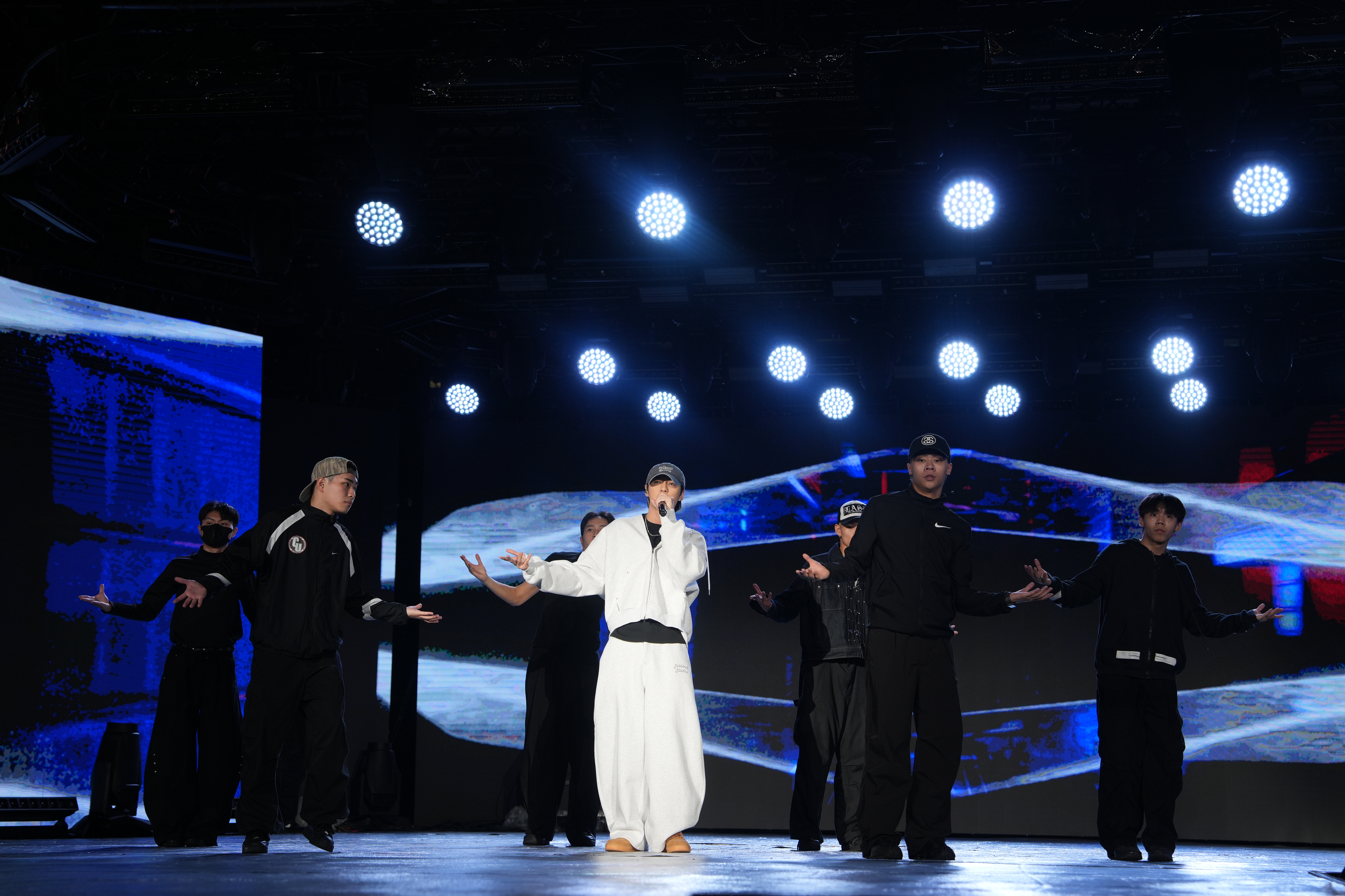  薛恩接續上臺彩排，將現場氣氛一波波推向高潮。