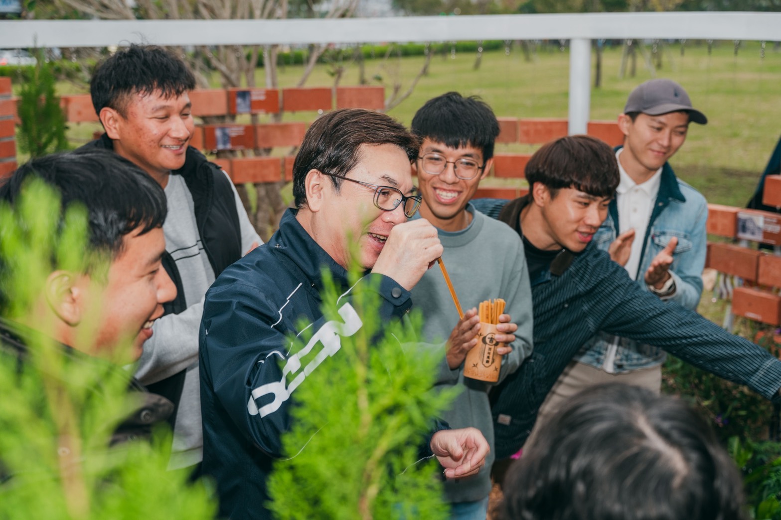 新北市副市長劉和然親自體驗設計施作競賽作品「磚語&bull;城憶」，鼓勵投入景觀領域的青年創作者。