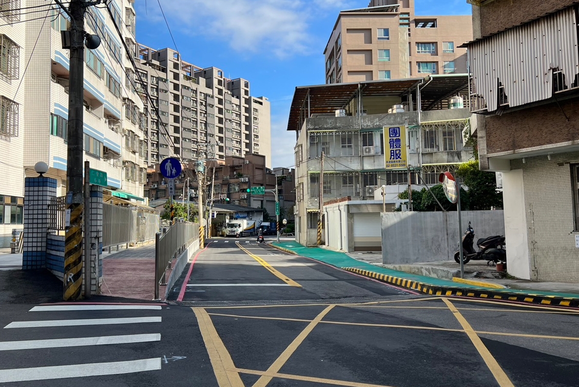 養工處持續推動美樂地2.0專案，排除占用公有土地，設置實體及標線型人行道，解決人車爭道情形。
