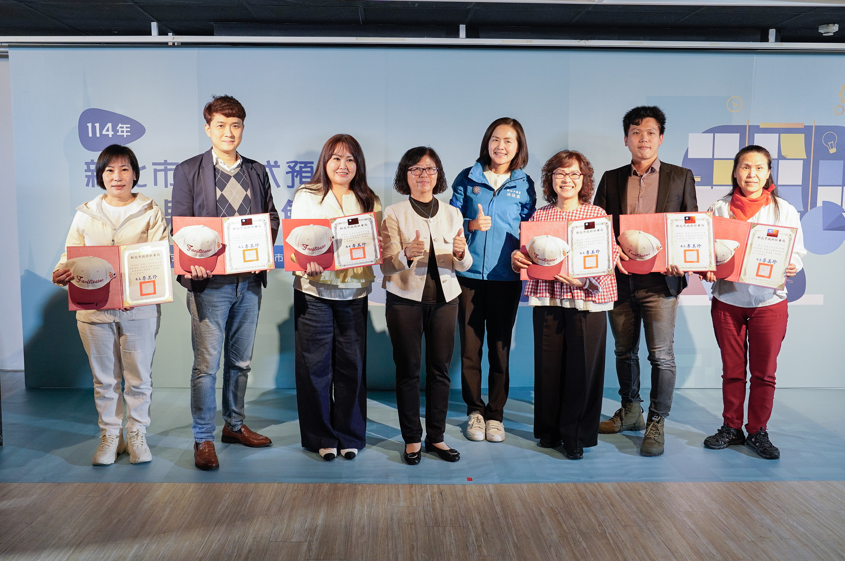 新北社會局副局長許秀能(左4)，為今年通過培訓的6位「新北審議員」授證