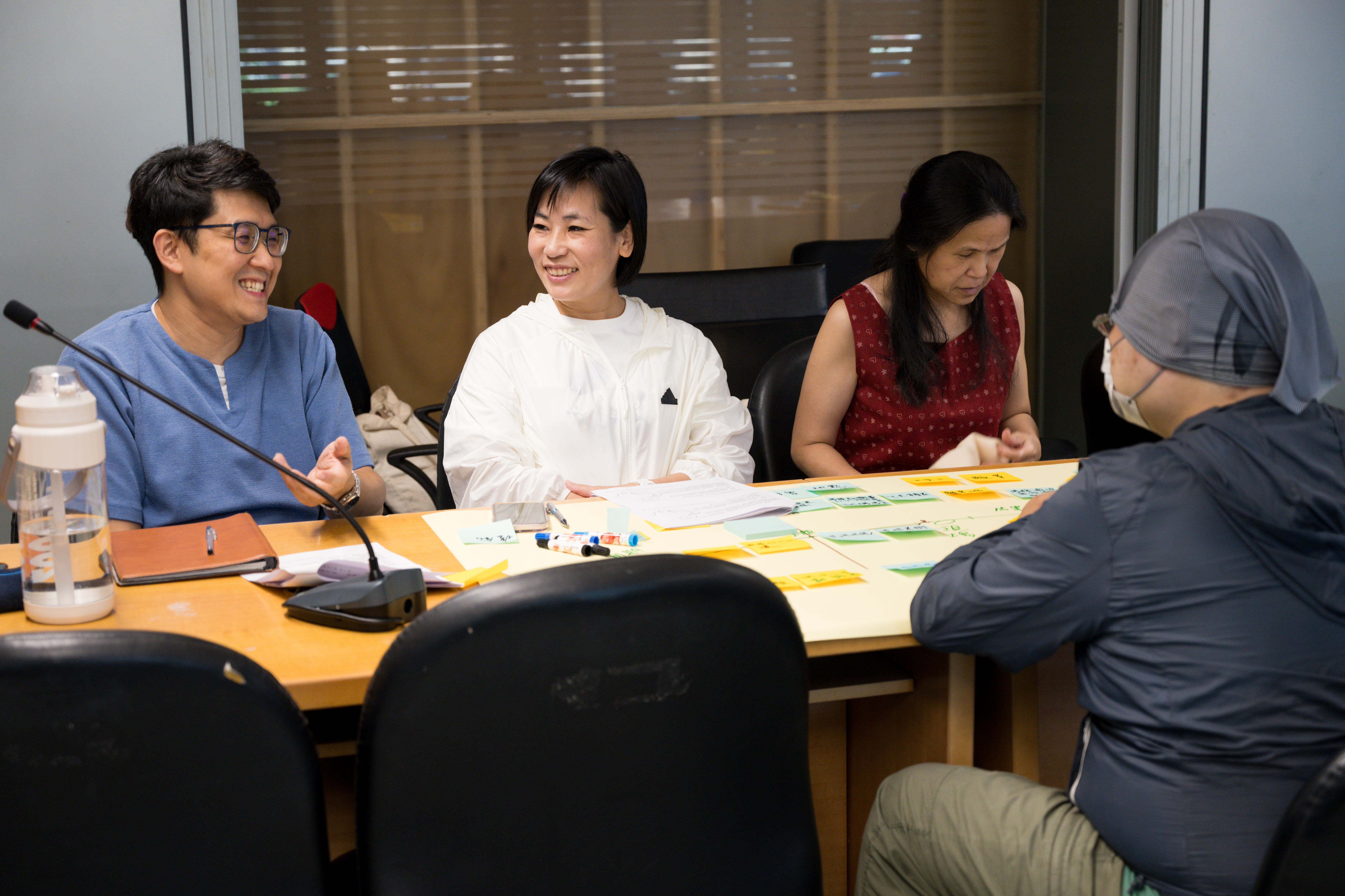 今年有50名學員參與審議員培訓，通過審議員認證的李培鈺(白衣者)，同時身兼里長，她分享擔任審議員讓她能更具系統性地傾聽與整理民意，對社區問題的理解也更全面
