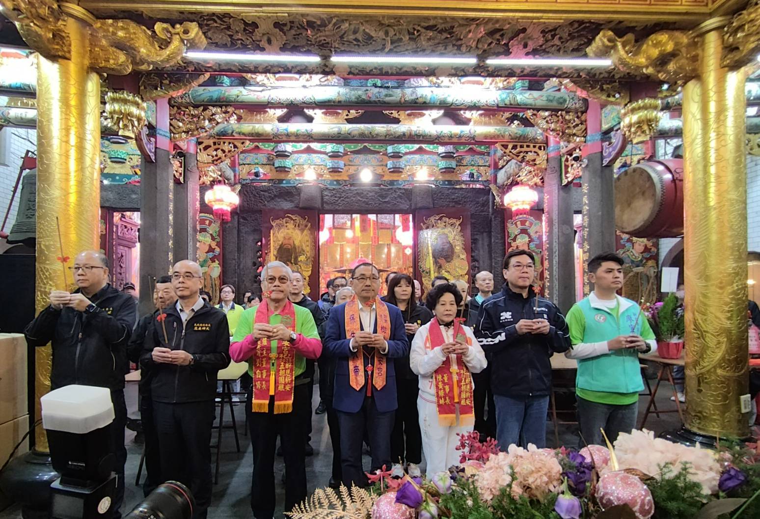 新北市長侯友宜今(13)日上午至樹林濟安宮參拜，祈求市政順利，市民安居樂業。