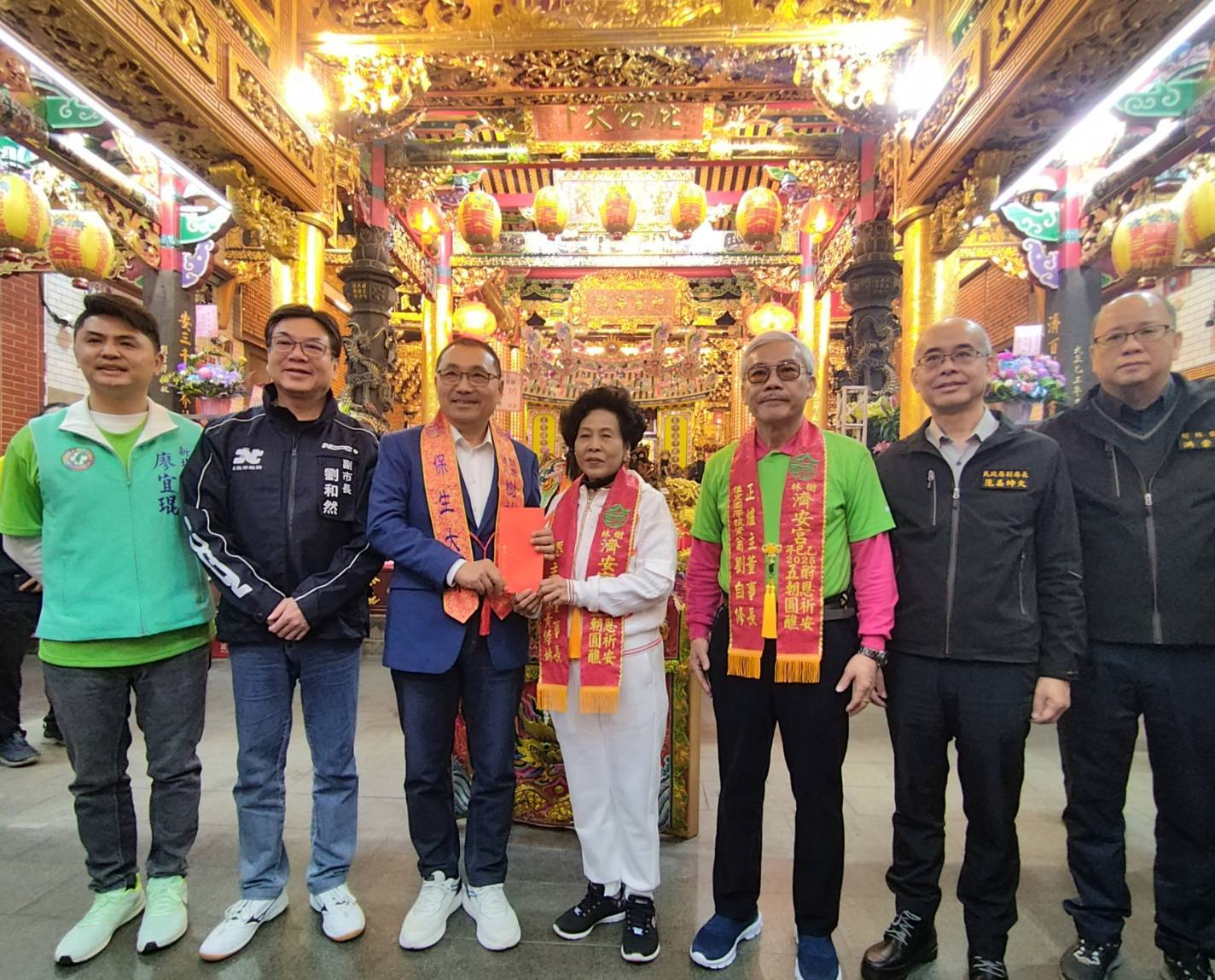 侯友宜致贈香油金