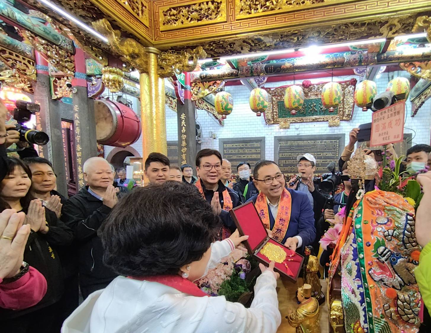 侯友宜向保生大帝奉獻金牌