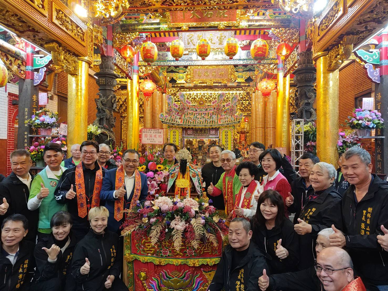 侯友宜與貴賓合照