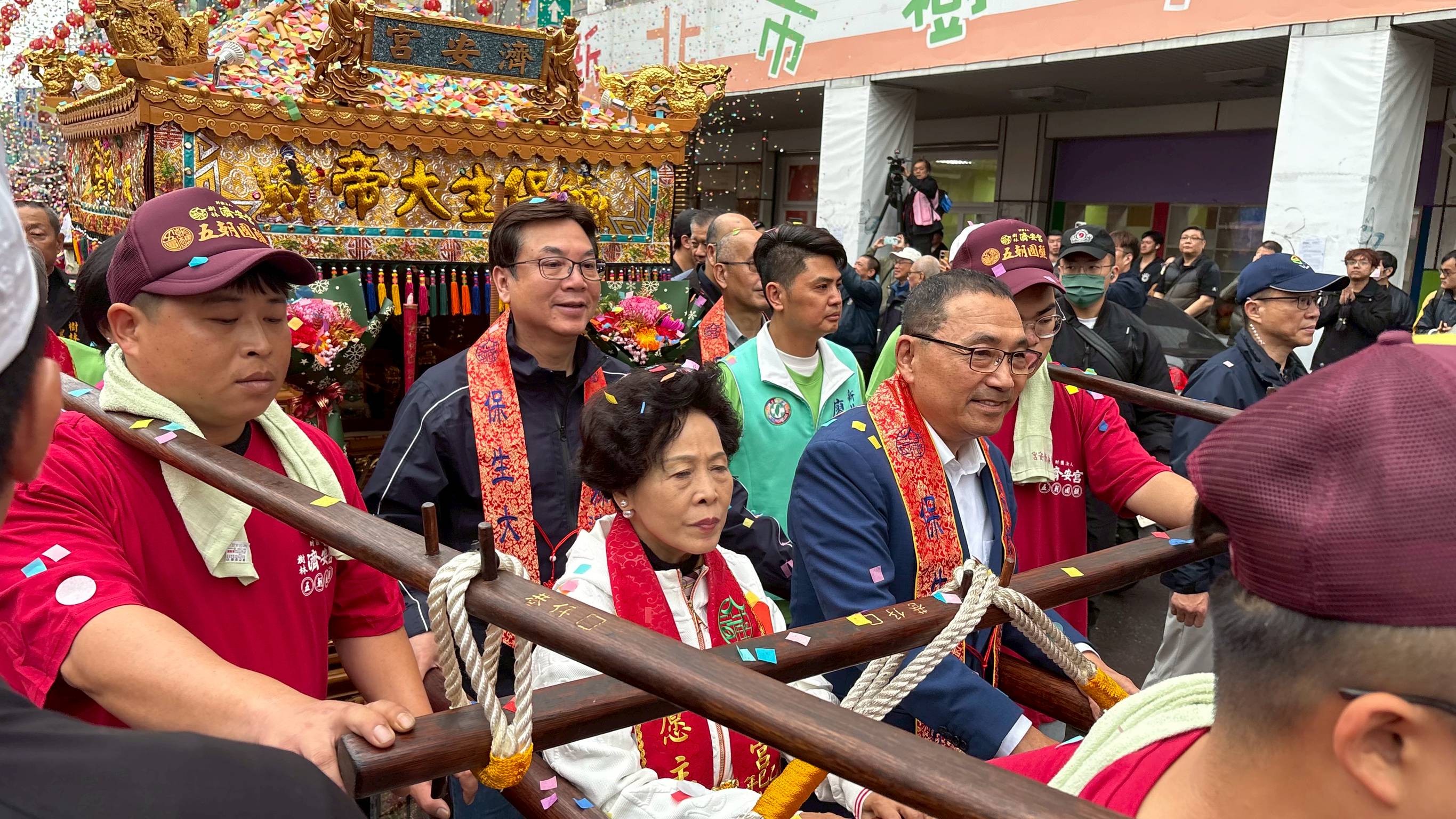 侯友宜與出席貴賓一同扶轎祈福，希望地方順利、百姓安康。