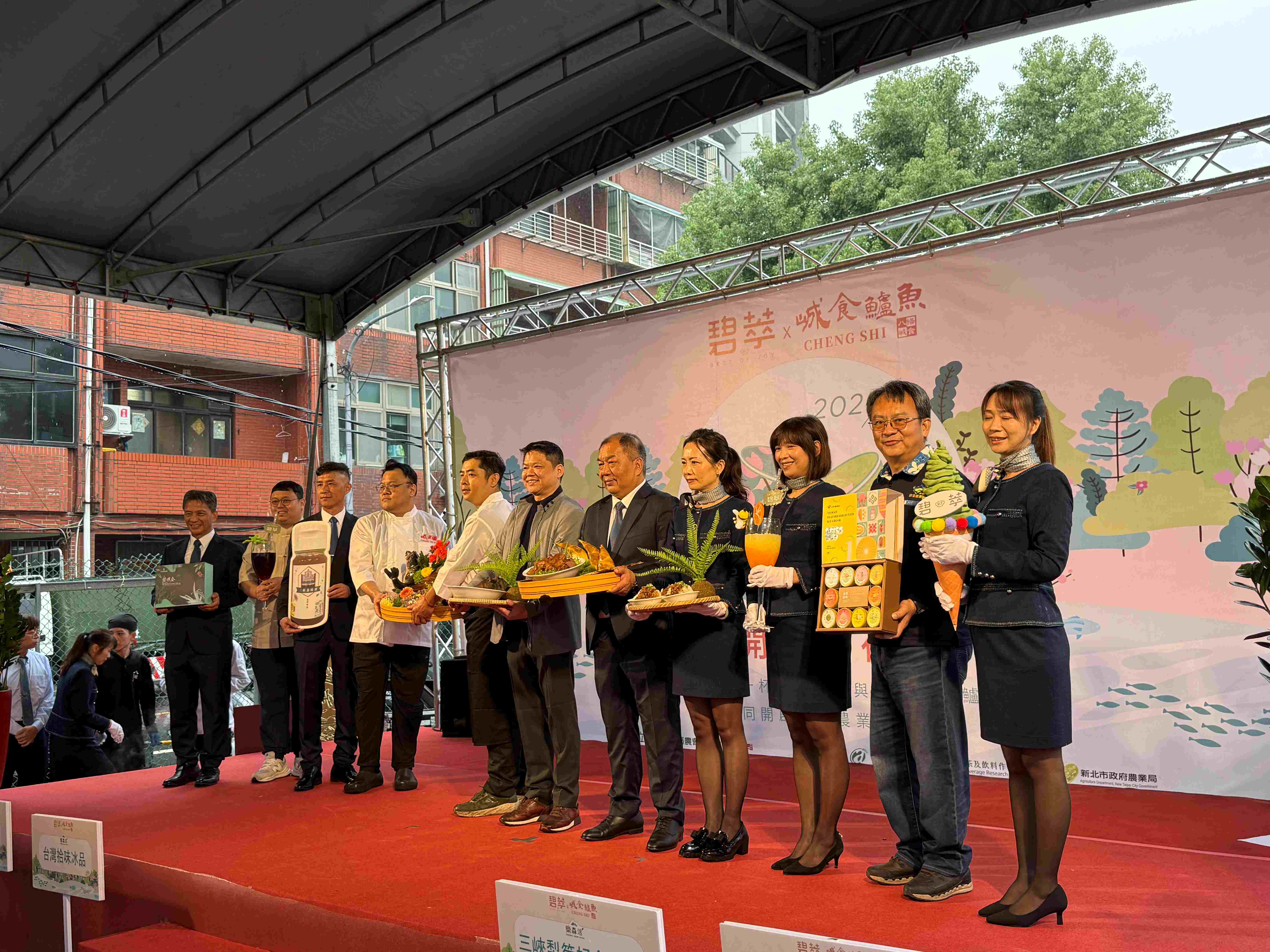 三峽區農會結合「碧萃茶飲」及「峸食鱸魚」，打造農會品牌旗艦據點「樂森活」，推出梨仔筍燜肉、筍香肉燥飯、筍香肉燥乾麵線等農產加工品，開創三峽綠竹筍多元銷售管道