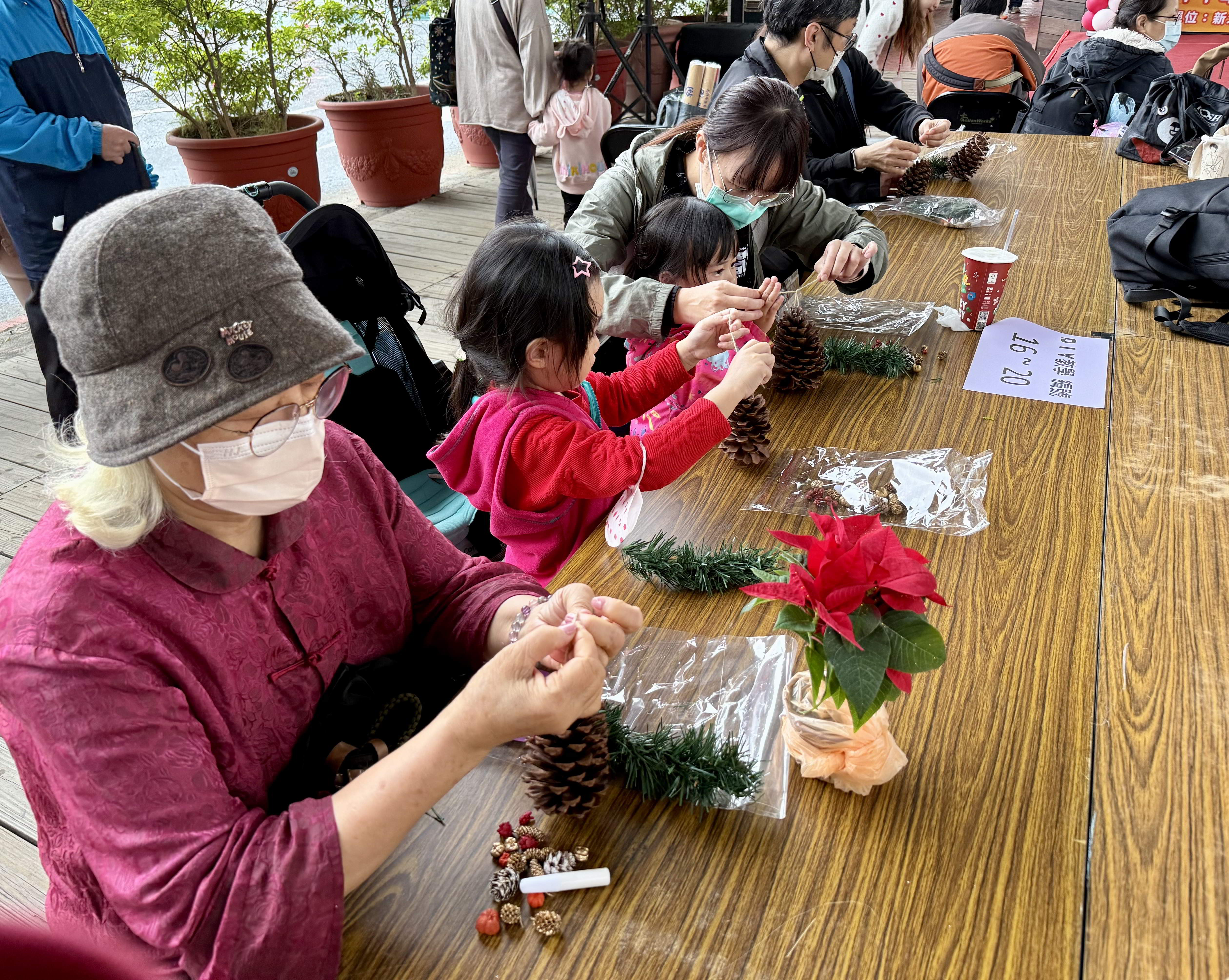 6.親子一起手做聖誕松果掛飾