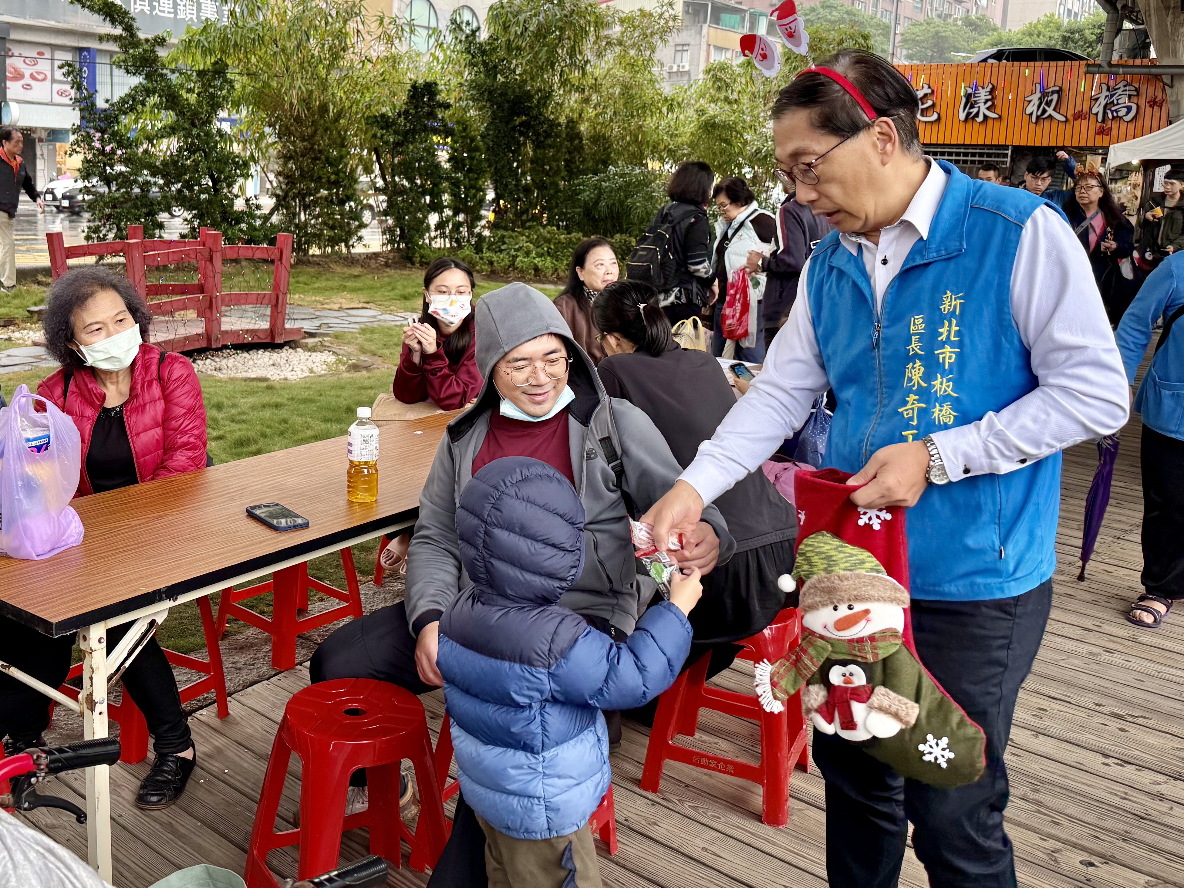 7.陳奇正區長現場分送糖果，氣氛熱鬧