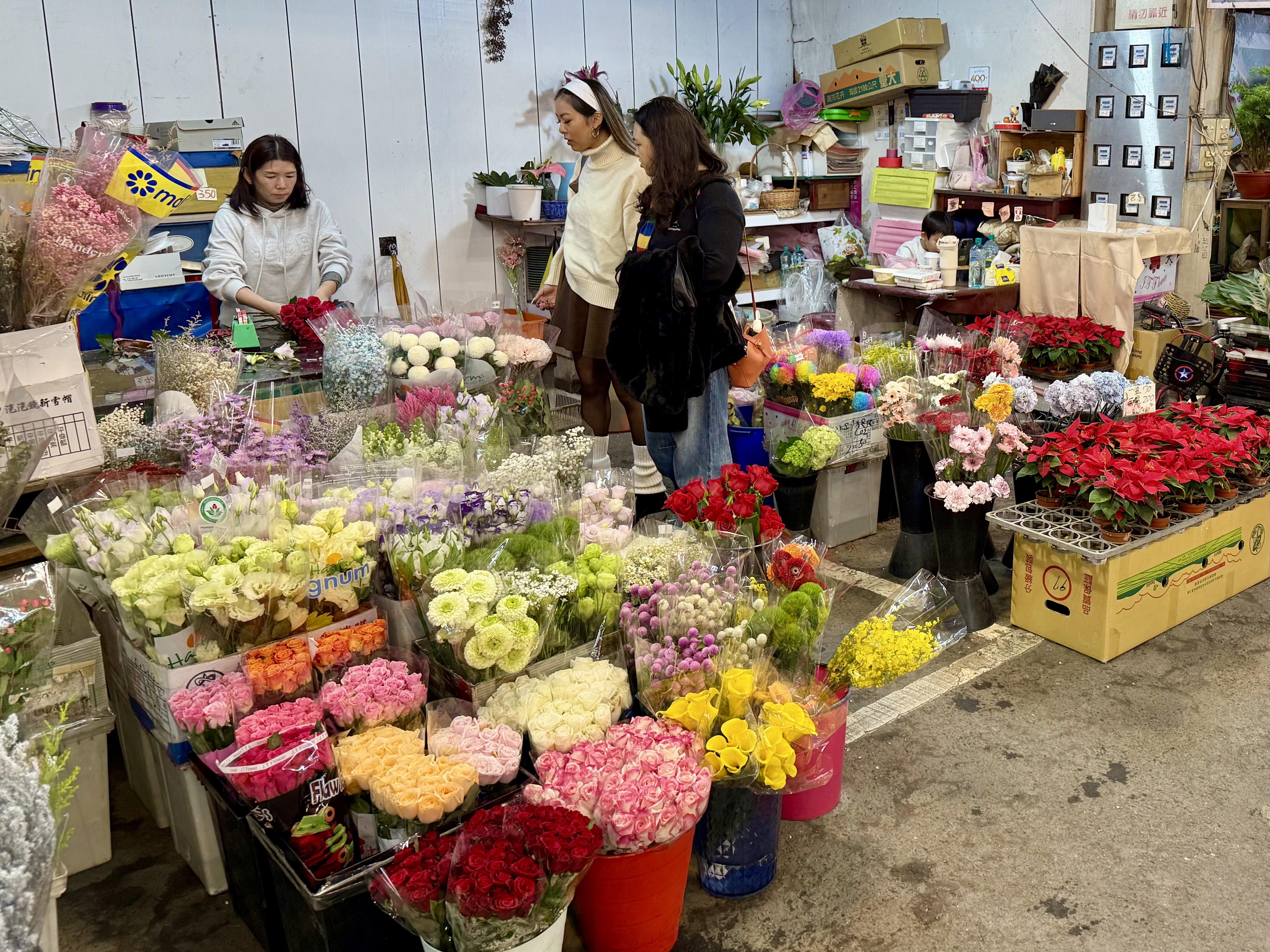 9.民眾駐足採買