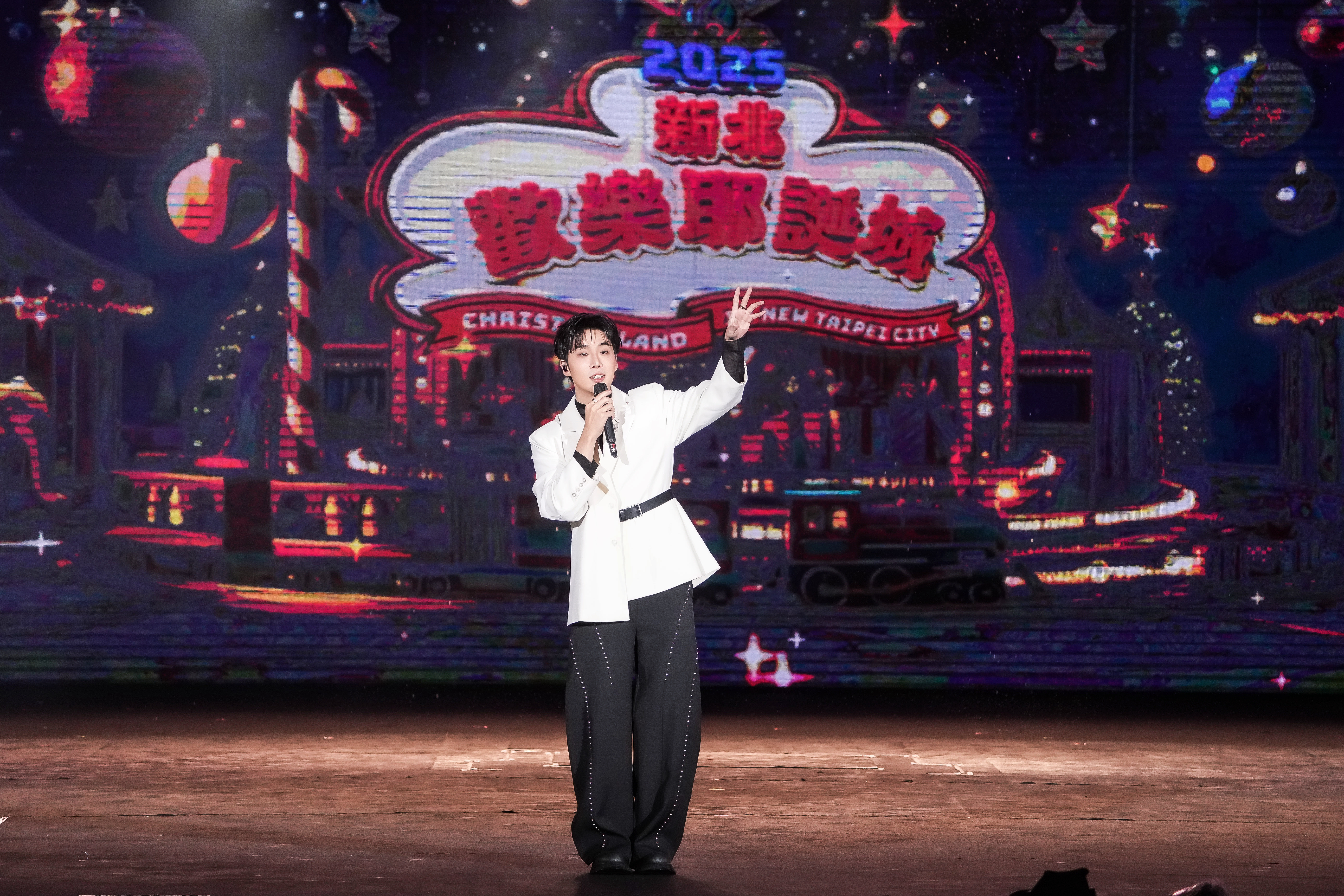 李東軒溫柔的歌聲感動全場。