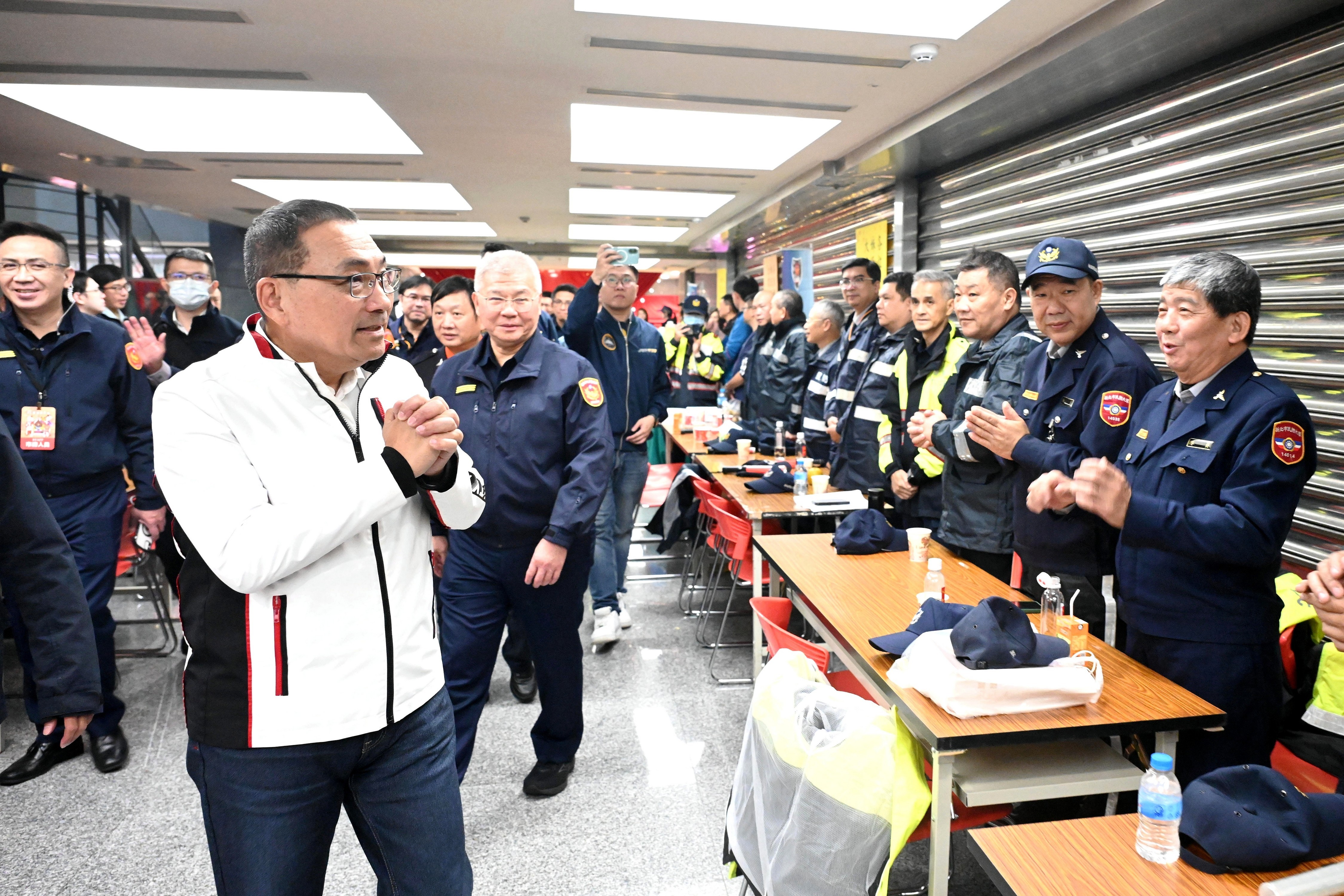 侯友宜慰問活動期間辛苦執勤的警力及民力，感謝為了維護現場安全所付出的努力。