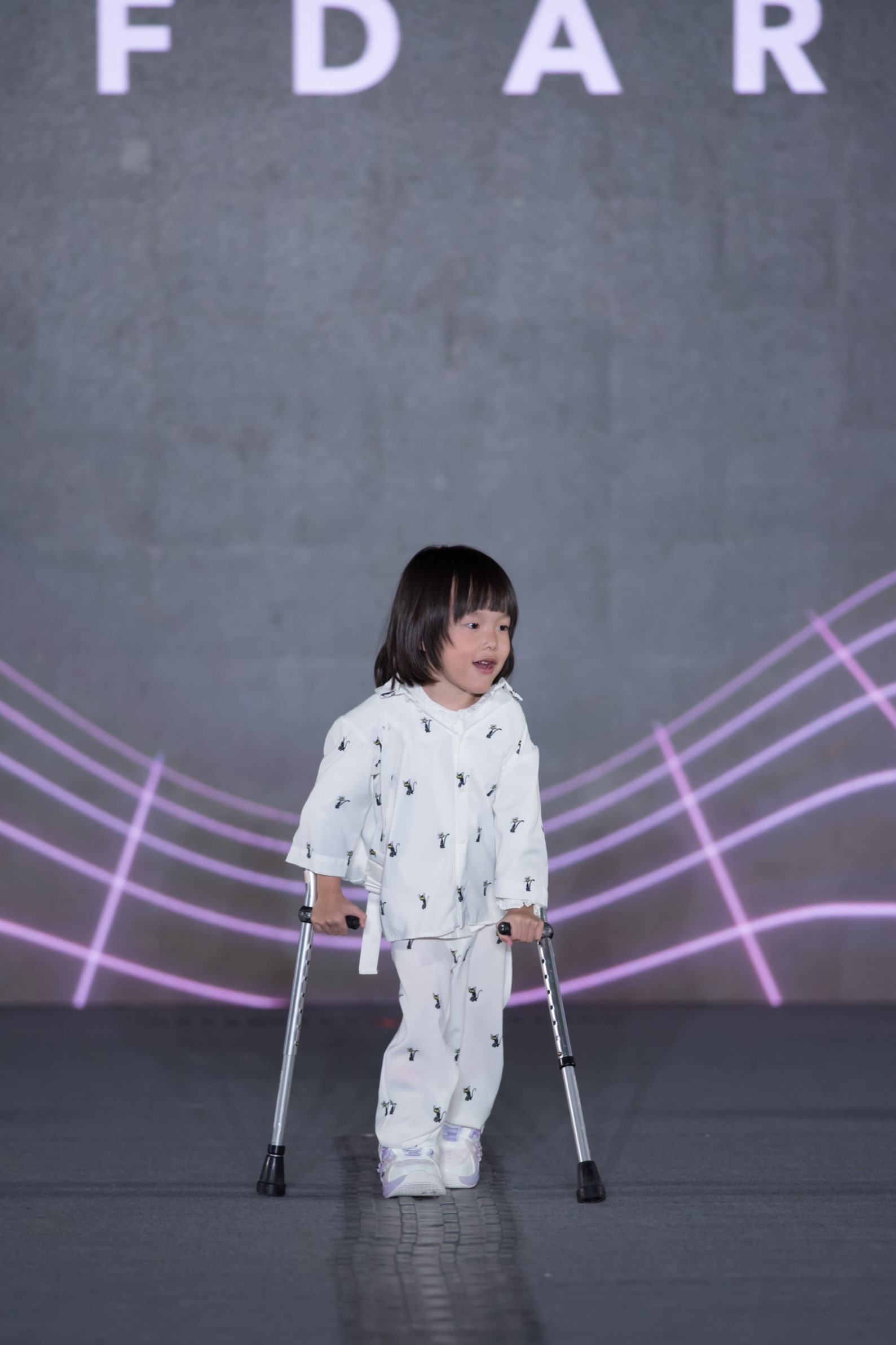 罹患腦性麻痺、今年5歲的的簡于涵，拄著前臂拐輔具緩緩登場，感動全場