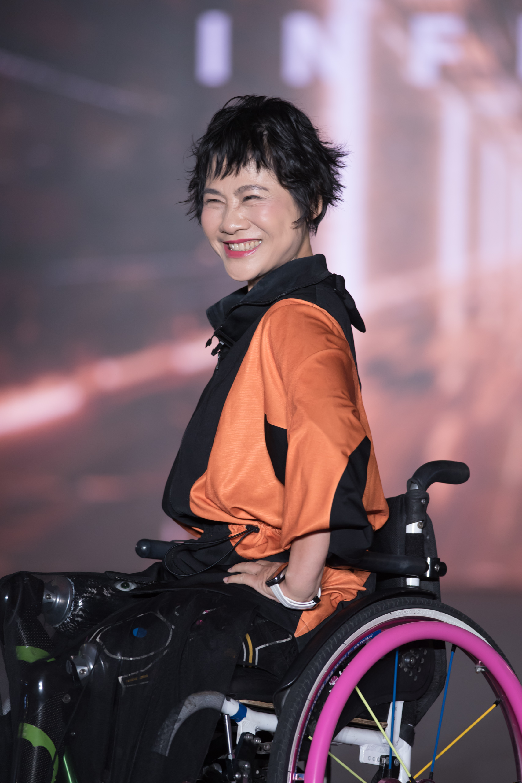 黃千芸，走過白血病、壞死性筋膜炎、雙腿截肢與大腸癌，仍以幽默與勇氣擁抱人生，如今站上伸展台，她盼向眾人大聲說「我們沒有不同！」