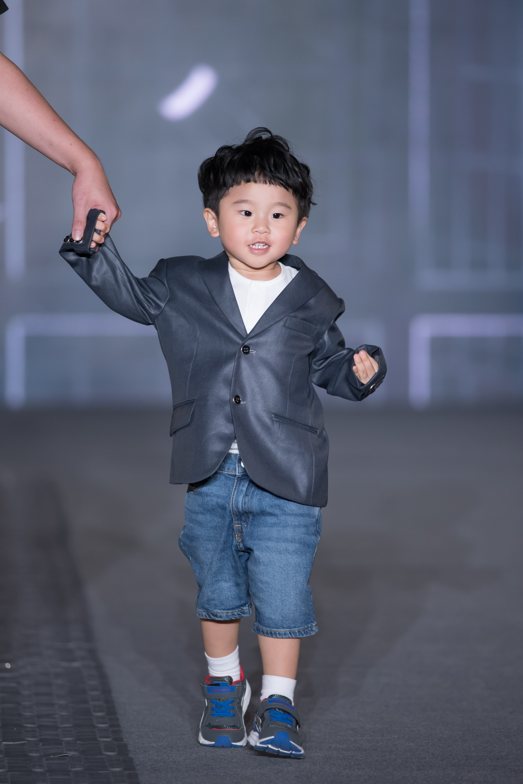 年僅2歲的張恩碩，在眾人目光下豪不怯場，勇敢迎向鎂光燈