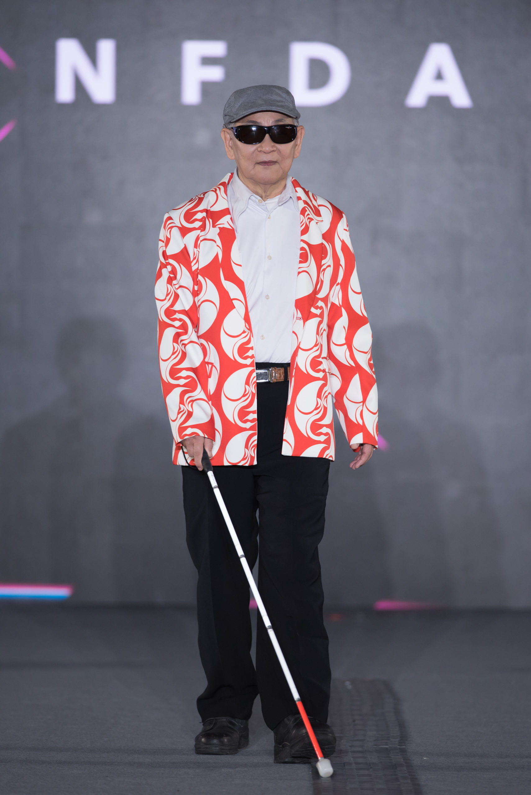 七十八歲的視障者許金城，穩健踏上伸展台，展現從容與自信