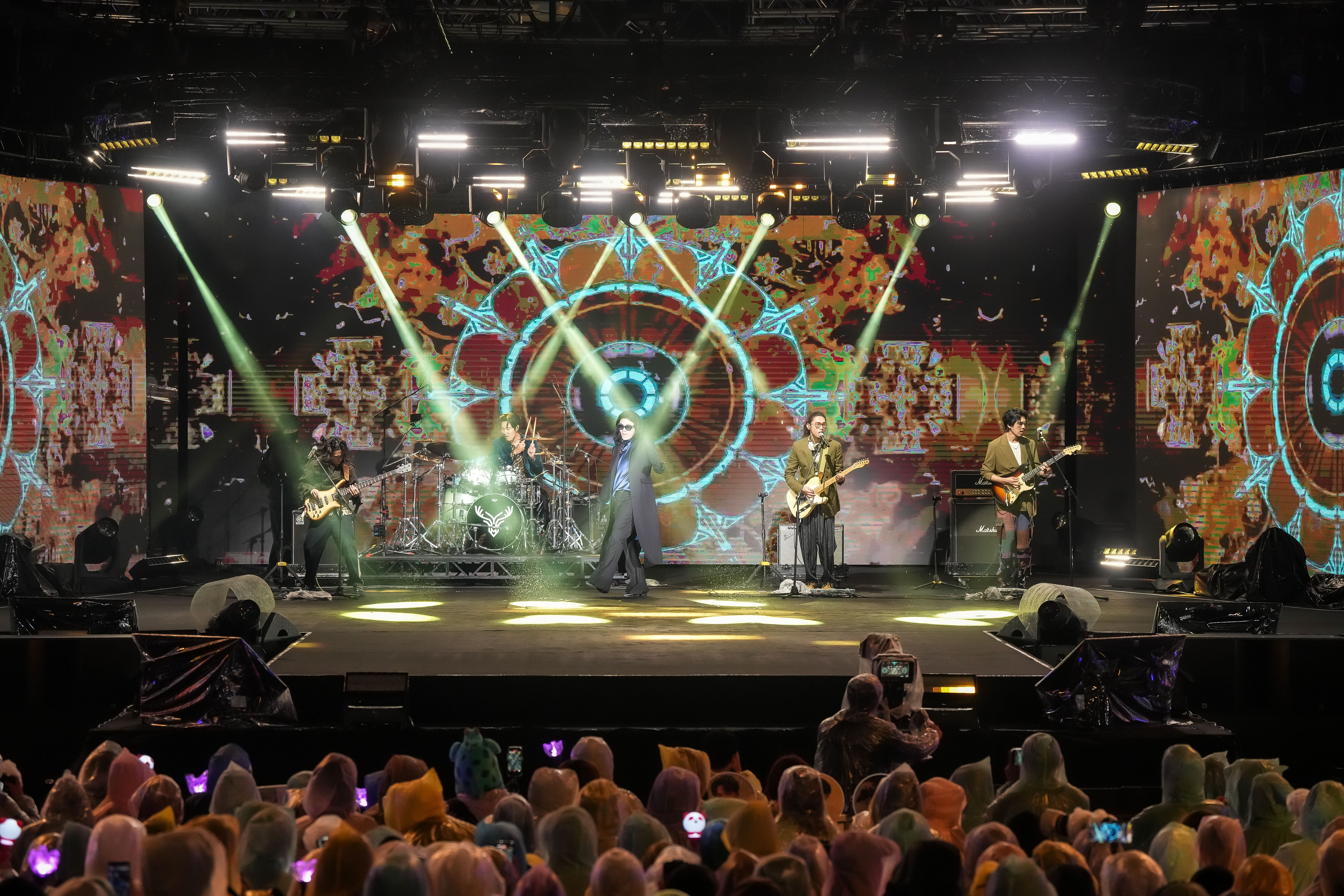  「巨星耶誕演唱會&mdash;The Greatest Show」由金曲樂團麋先生MIXER揭開序曲。