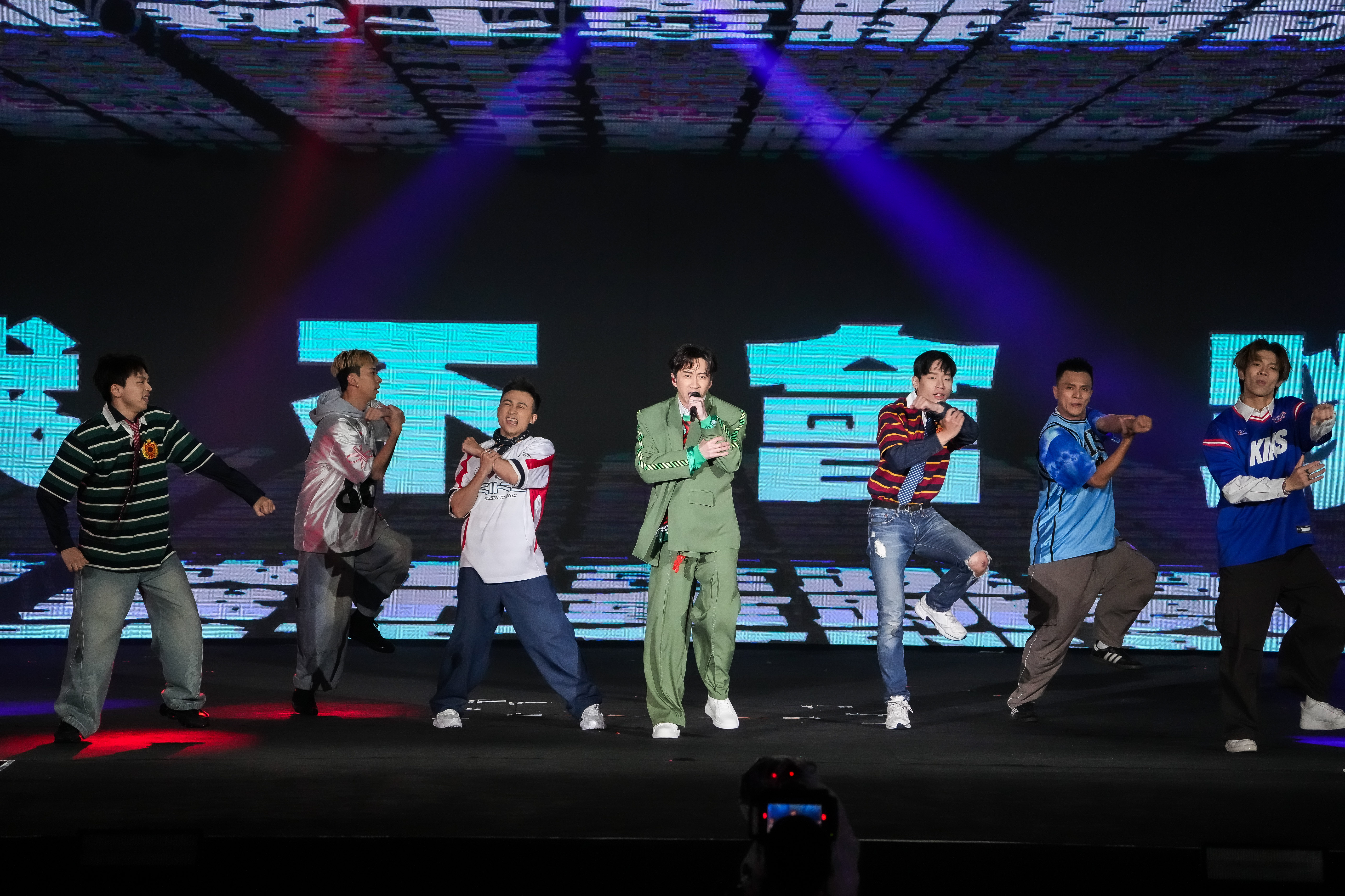 主持人陳漢典以閃亮姿態站上舞臺，帶來唱跳曲目〈我不會跳〉。