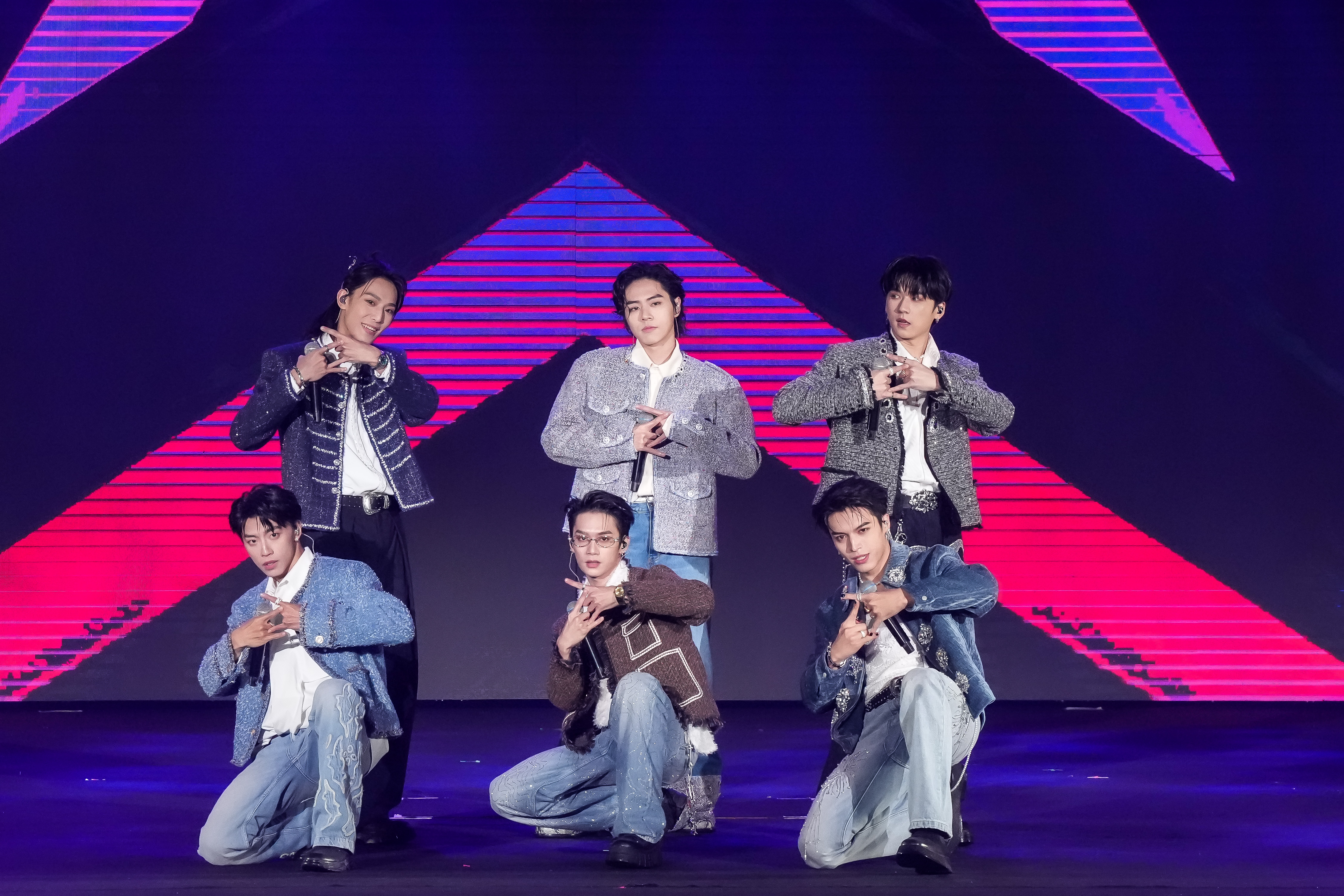 「超人氣第一男團」Ozone一踏上舞臺，立即引起全場粉絲歡呼尖叫。