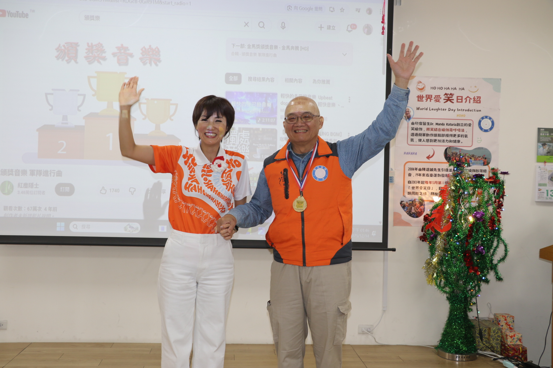 新北市愛笑瑜珈協會創辦人王淑芳（左）感謝台灣總笑長陳達誠老師的引進和帶領
