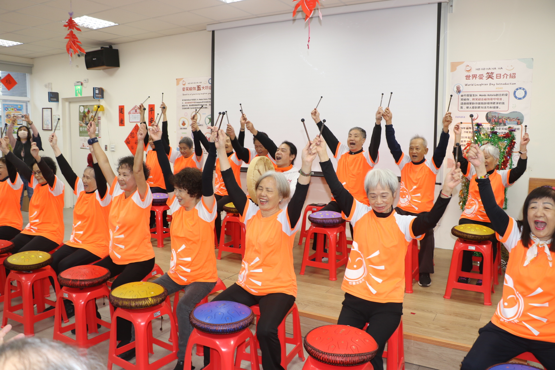  新北市愛笑瑜珈協會光榮站表演空靈鼓蒼海一聲笑