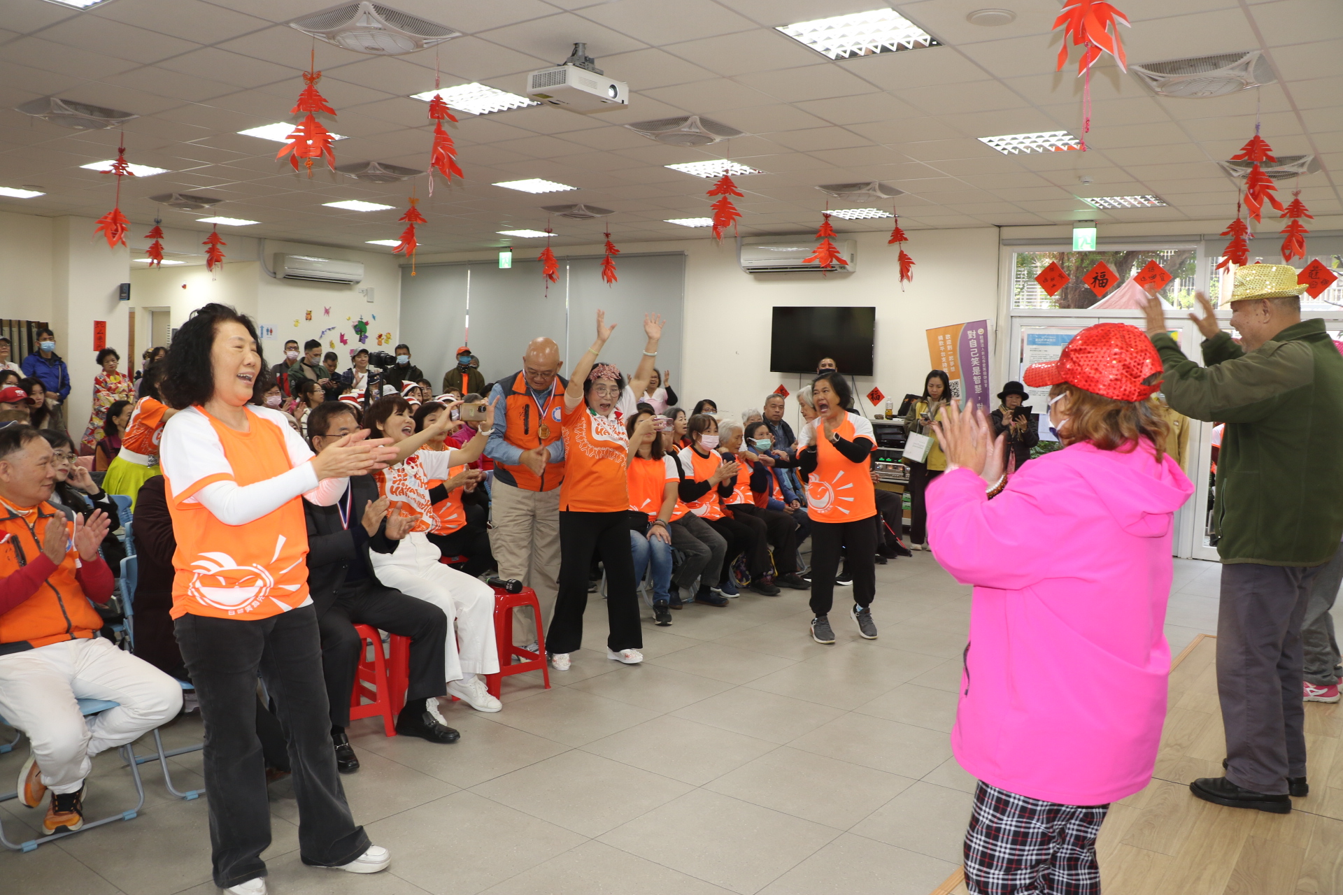  五股康復之家精神障礙者在愛笑寶貝志工團帶領下表演 引起現場熱烈掌聲和「喝-喝-哈-哈-哈」的回饋