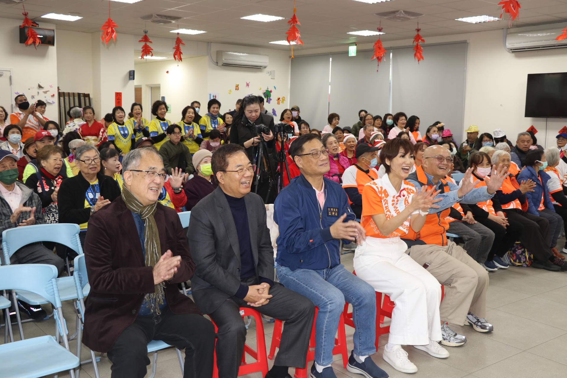  成果發表會充滿笑聲和歡樂 前排左起洪禮錝、丁文棋、王坤南、王淑芳、陳達誠