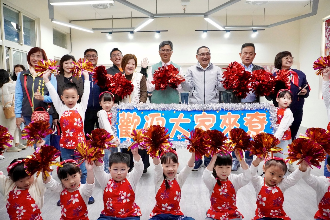 三重啟文幼兒園小朋友透過客語歡迎歌，與侯友宜市長及貴賓共舞，歡迎市民朋友一起來到新北哈客三重館作客。