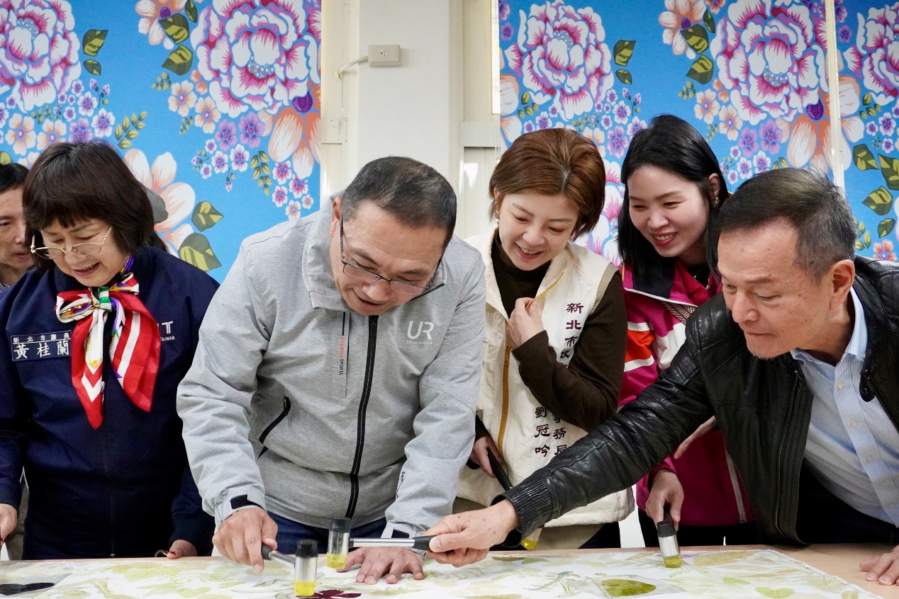 侯友宜市長（左2）與客家事務局劉冠吟局長（右3）及貴賓體驗植物槌染，創作出代表秋收冬藏的槌染作品，展現新北哈客三重館的新氣象。