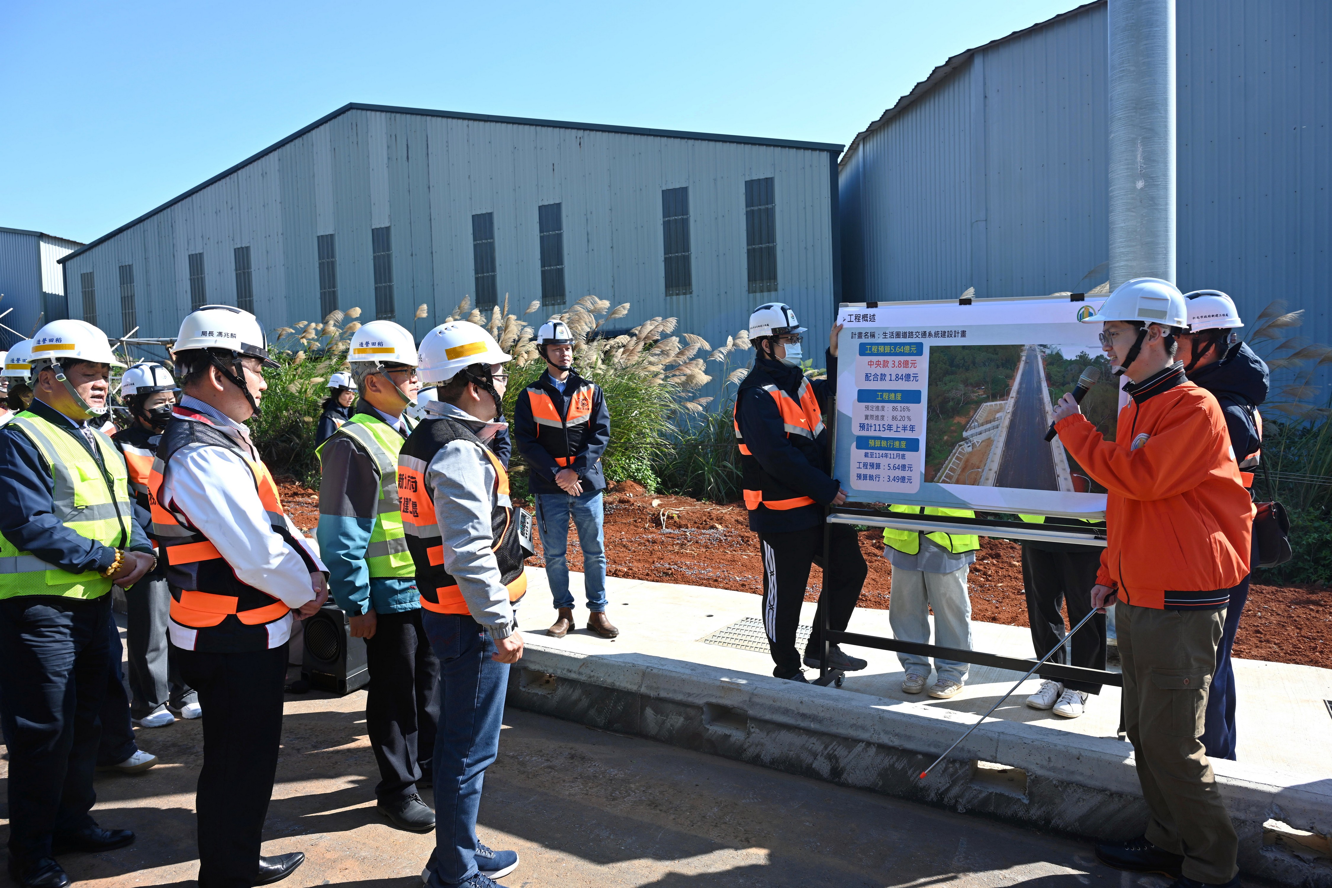 侯友宜表示，近年來林口地區快速發展，交通需求大幅提升，為完善聯外交通路網，市府推動三階段改善工程，包含「A3計畫道路新闢工程」、「105市道改善蜿蜒路段新闢道路工程」及「田心仔橋至長坑國小路段平面道路拓寬工程」。