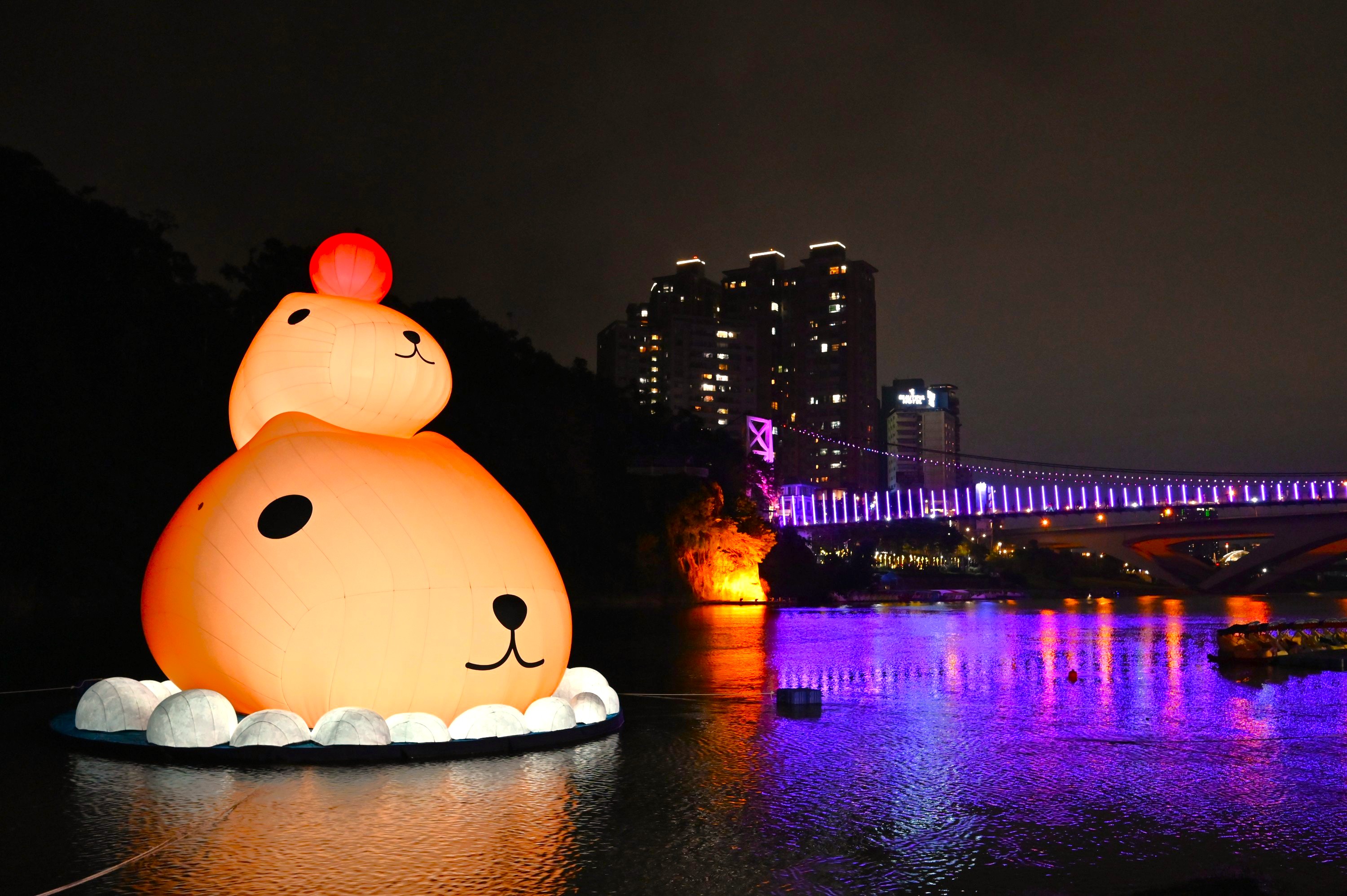 新店碧潭風景區「呆在碧潭の水豚君」展期進入倒數，活動將於12月28日劃下可愛句點。