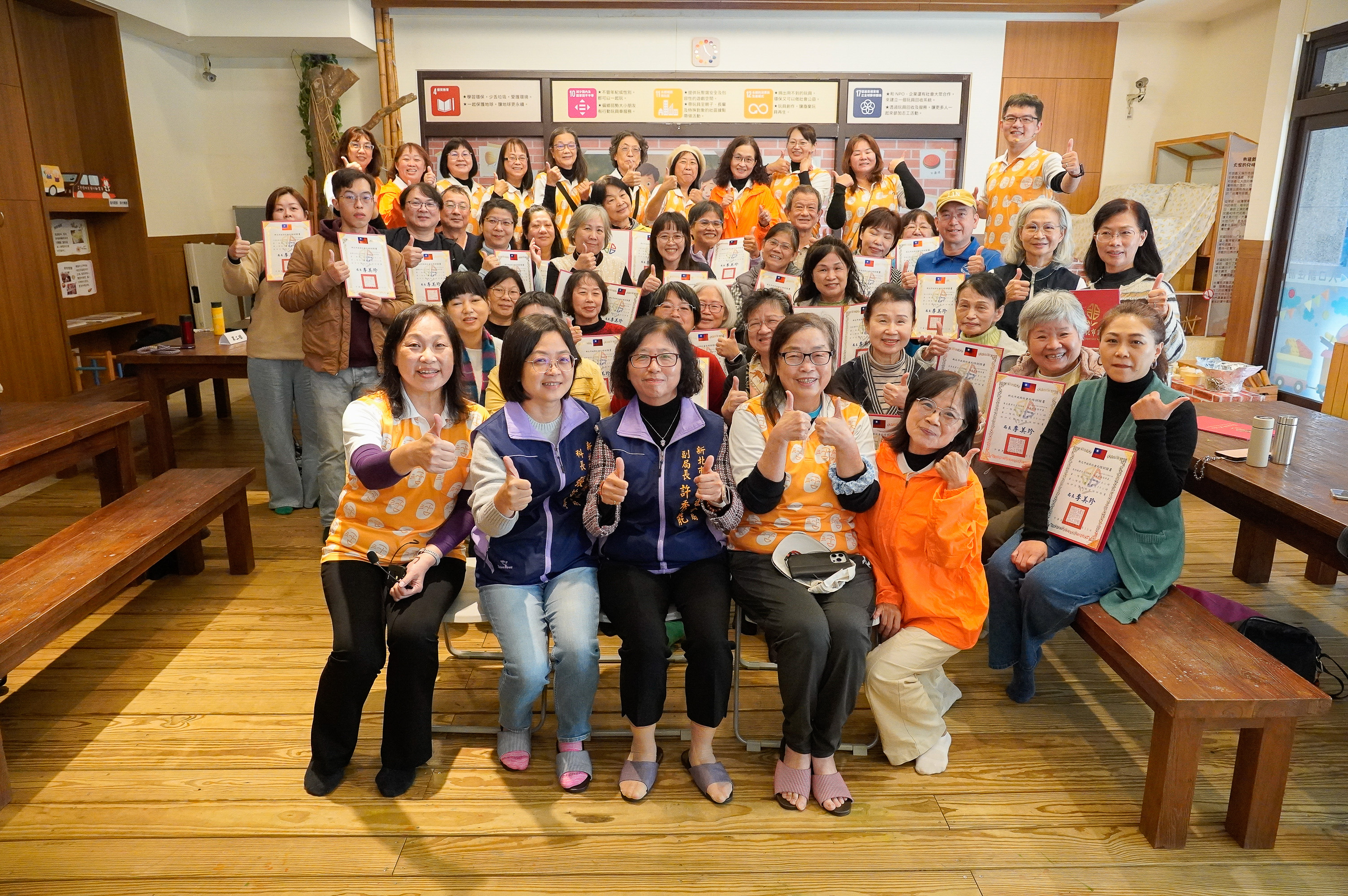  社會局副局長許秀能（前排中）為結訓的數位陪伴員頒發證書並合影