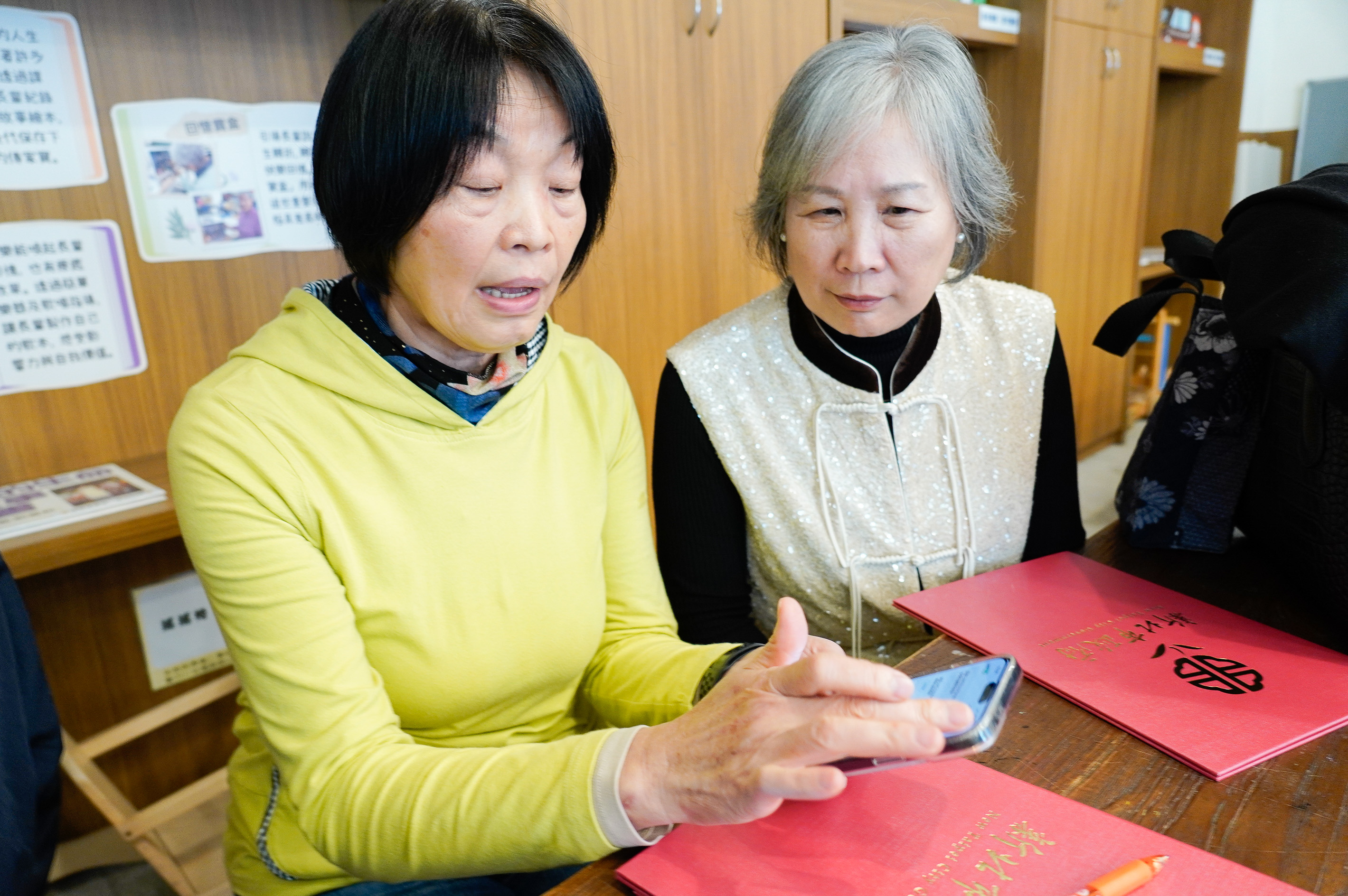 三峽崇德光慧據點的王麗芬（左）和平溪老人會理事長林珂竹（右）表示 取得證書後 要趕緊回據點教其他長輩