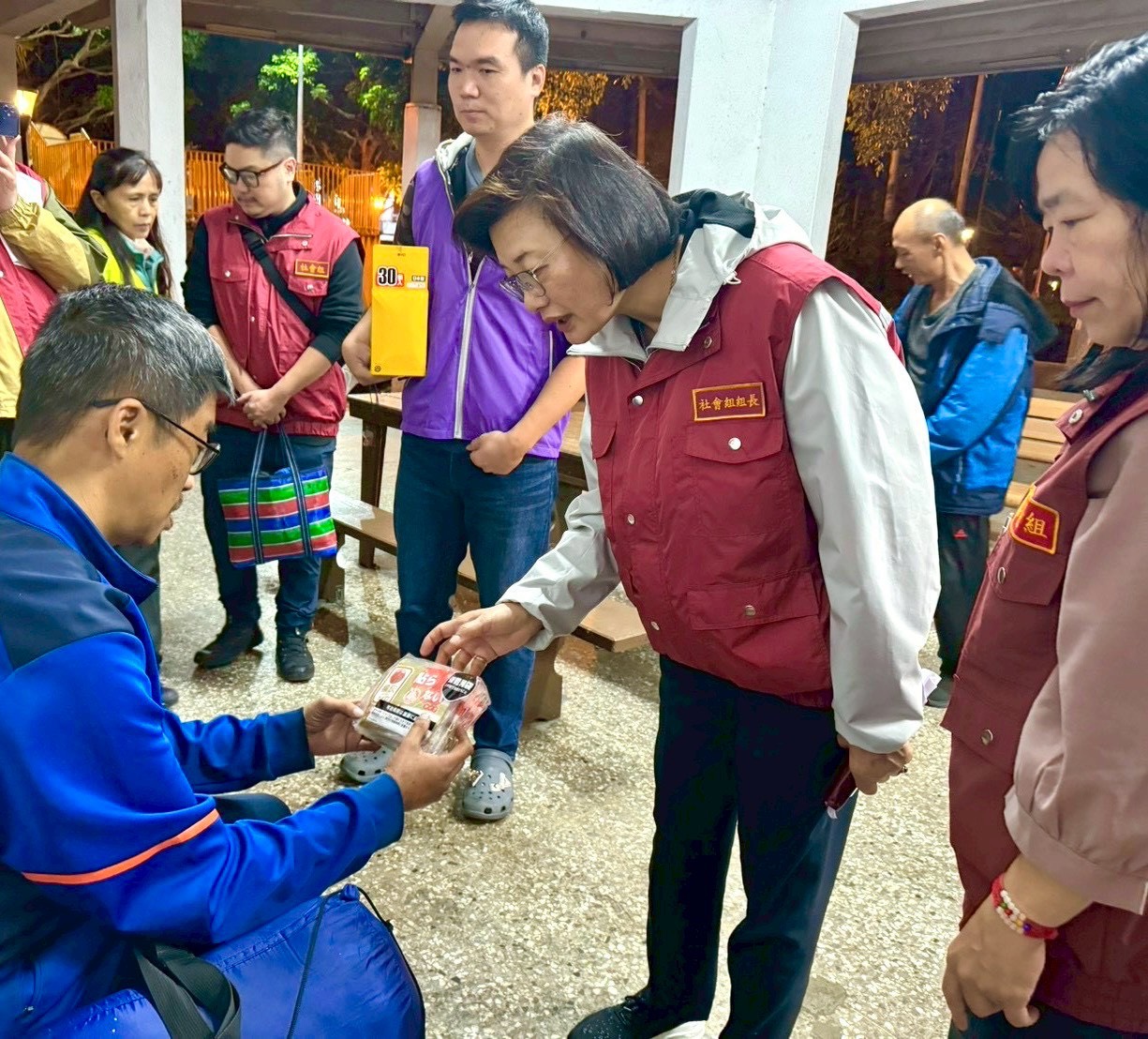 近日日夜溫差大，週三（17日）起東北季風將增強，新北市政府社會局提前啟動街頭關懷，提供禦寒物資