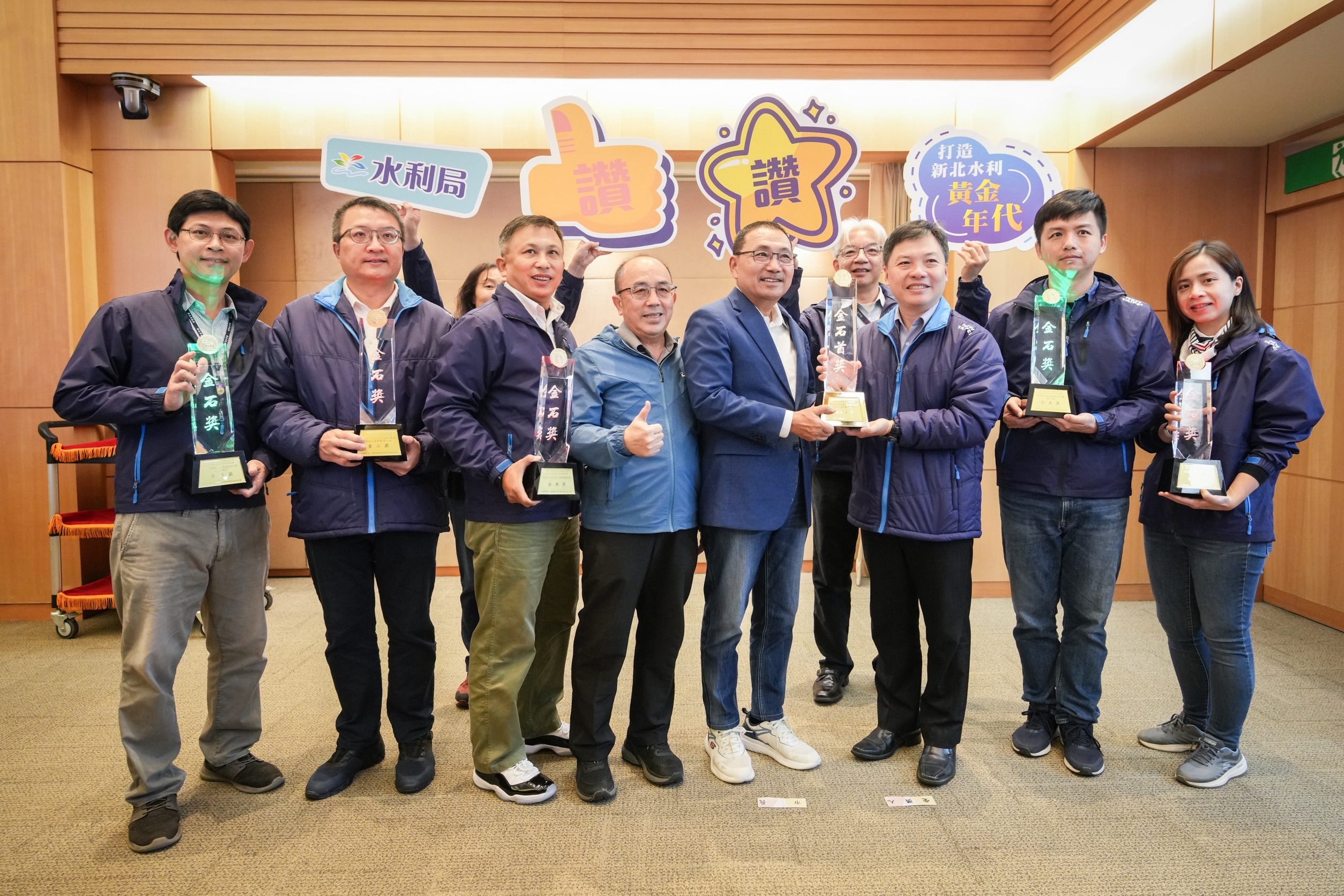 新北水利局榮獲第33屆中華建築金石獎6件獎項肯定，今(17)日於市政會議中，水利局長宋德仁率隊，將這份榮耀成績獻給侯友宜市長