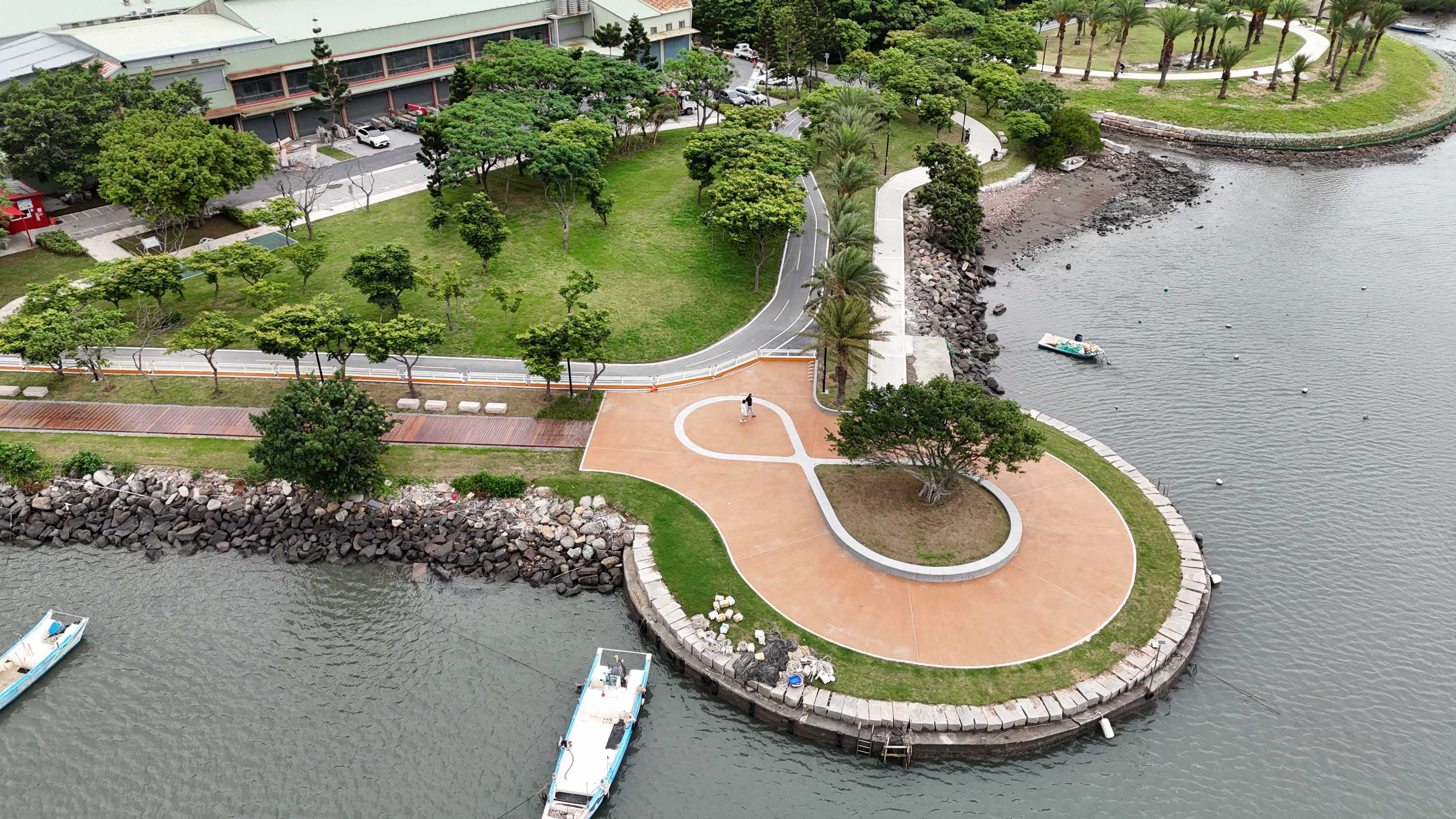 淡水河五股蘆洲沿岸水環境整體改善計畫(第二期) (金石獎首獎)，具有舒適眺景平台及文化節點