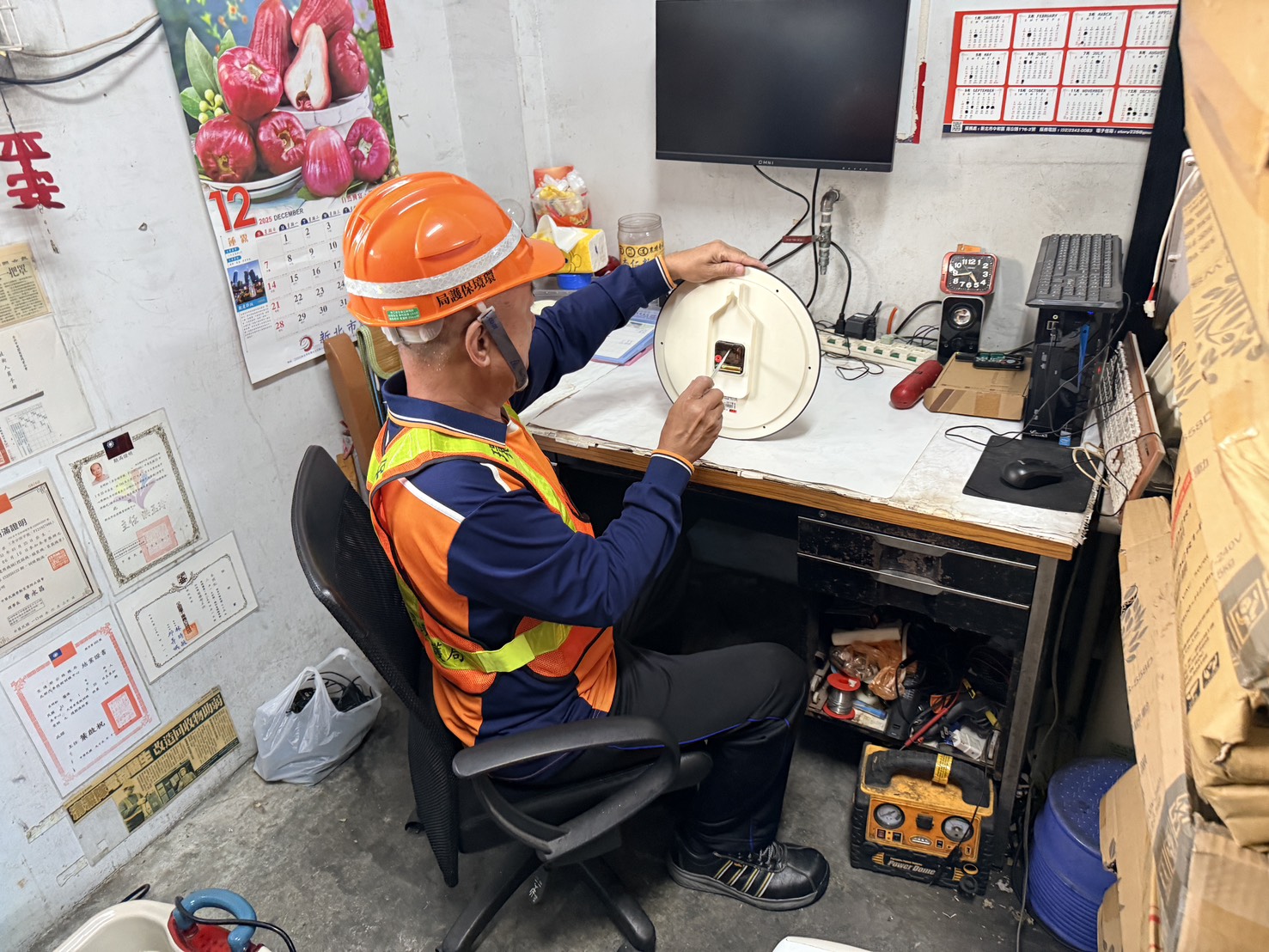 清潔隊修繕達人巧手修復時鐘