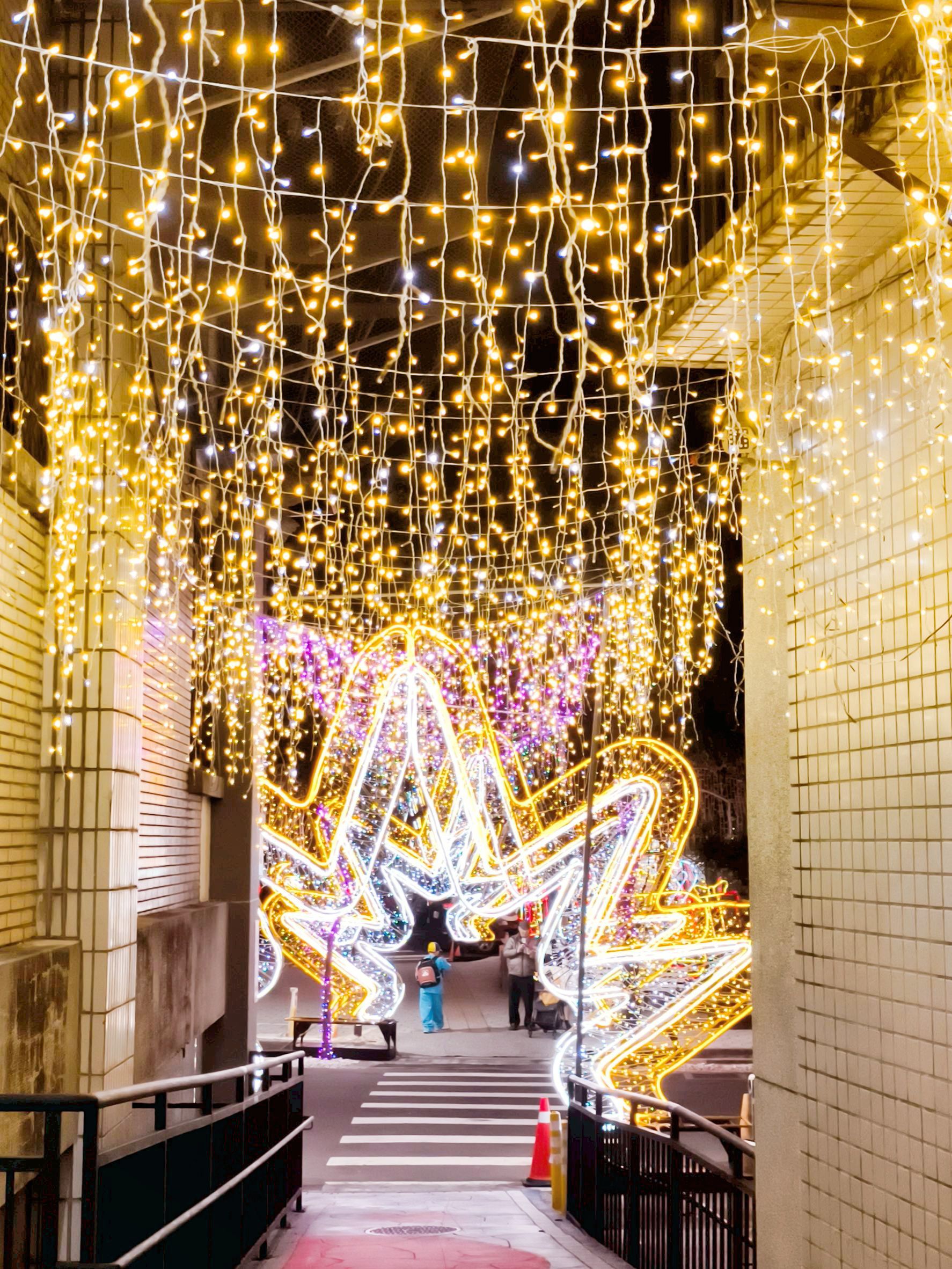 公所串連埔頭里辦公處間的燈海隧道，運用2024新北歡樂耶誕城認養的燈飾裝置，民眾可漫步其中，感受浪漫的聖誕氣息