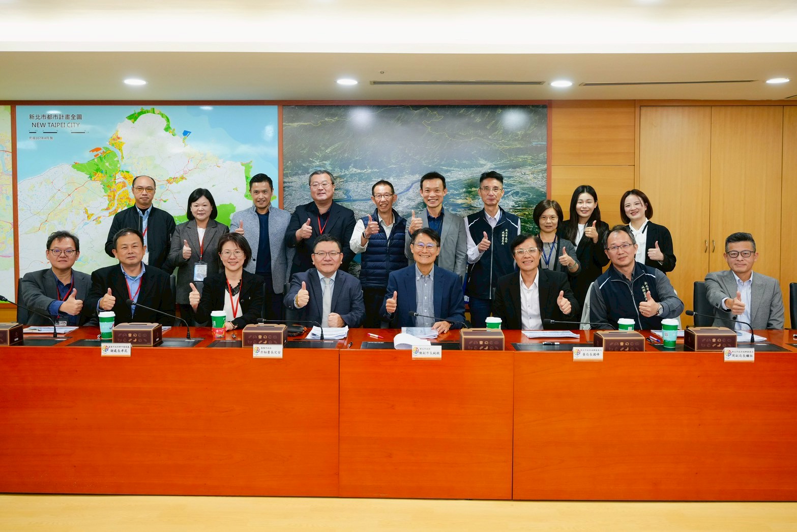 雙方業務交流合影