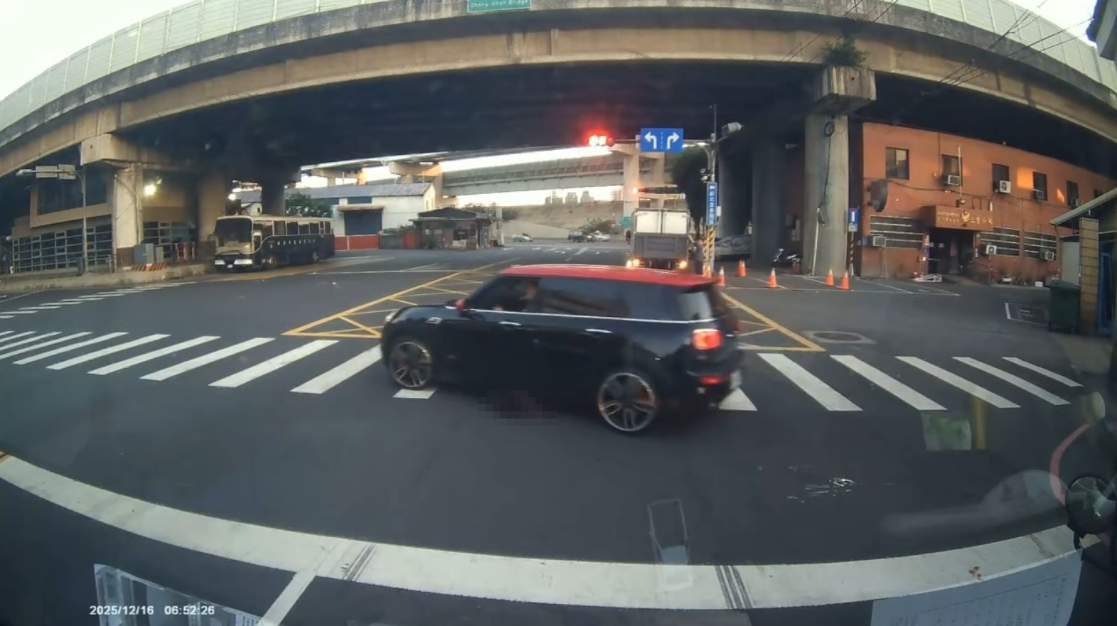  車子輾過犬隻影像截圖3