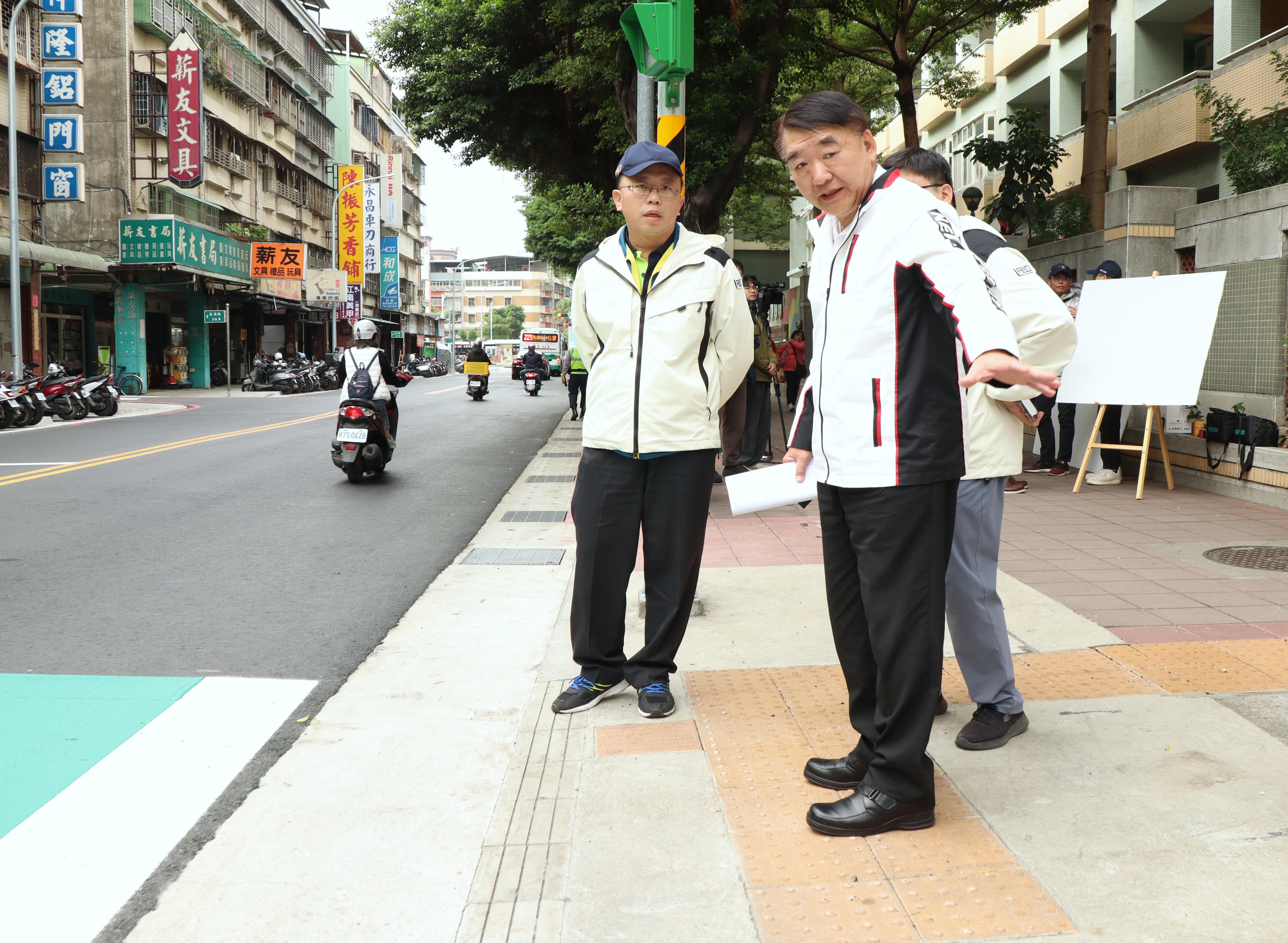 工務局長馮兆麟(右一)檢視蘆洲區民族路人行道改善情形。