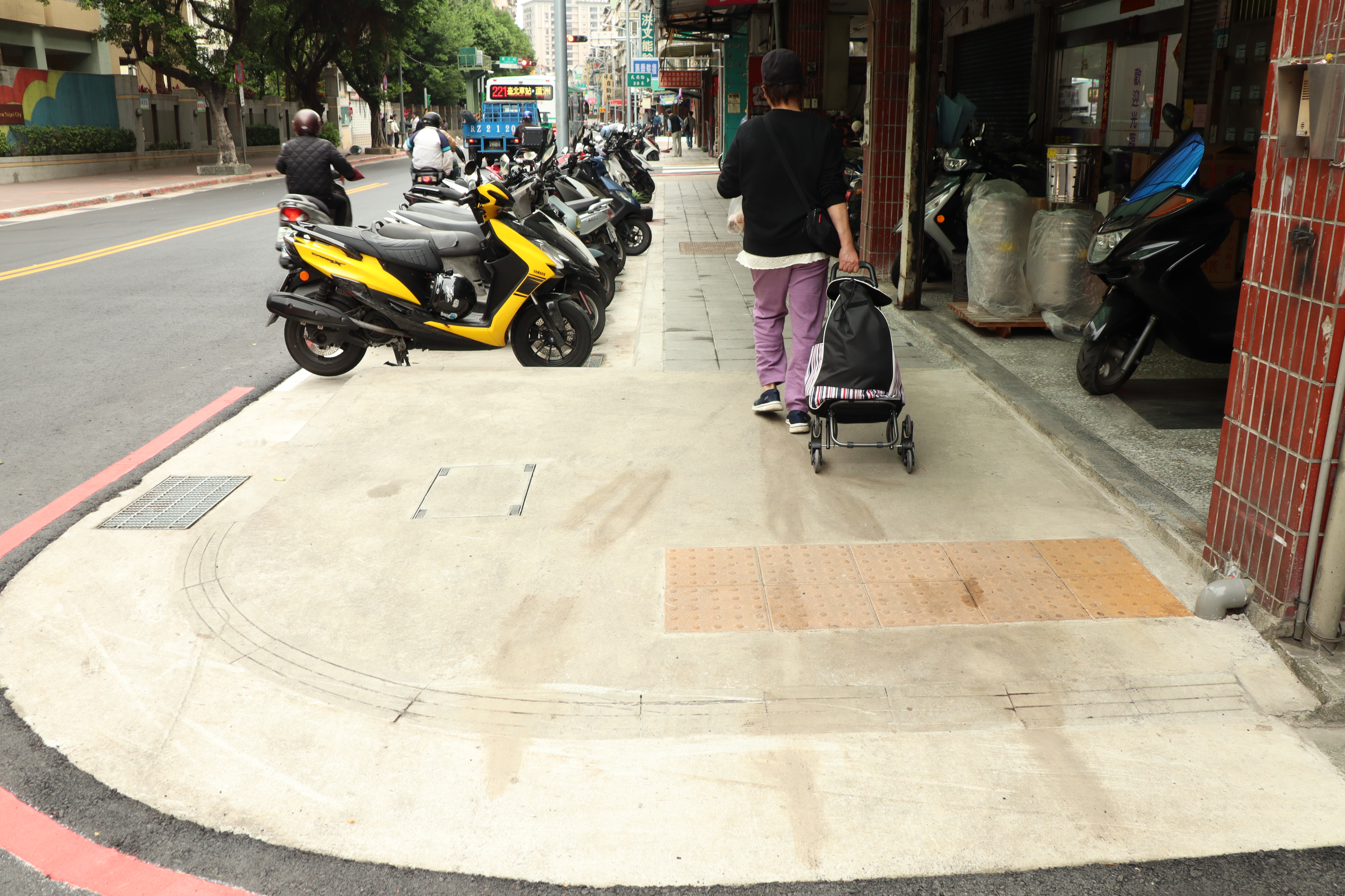 養工處排除電桿、私人建物占用後，蘆洲區民族路人行道寬度達到1.5公尺，民眾拉著菜籃車行走更舒適。