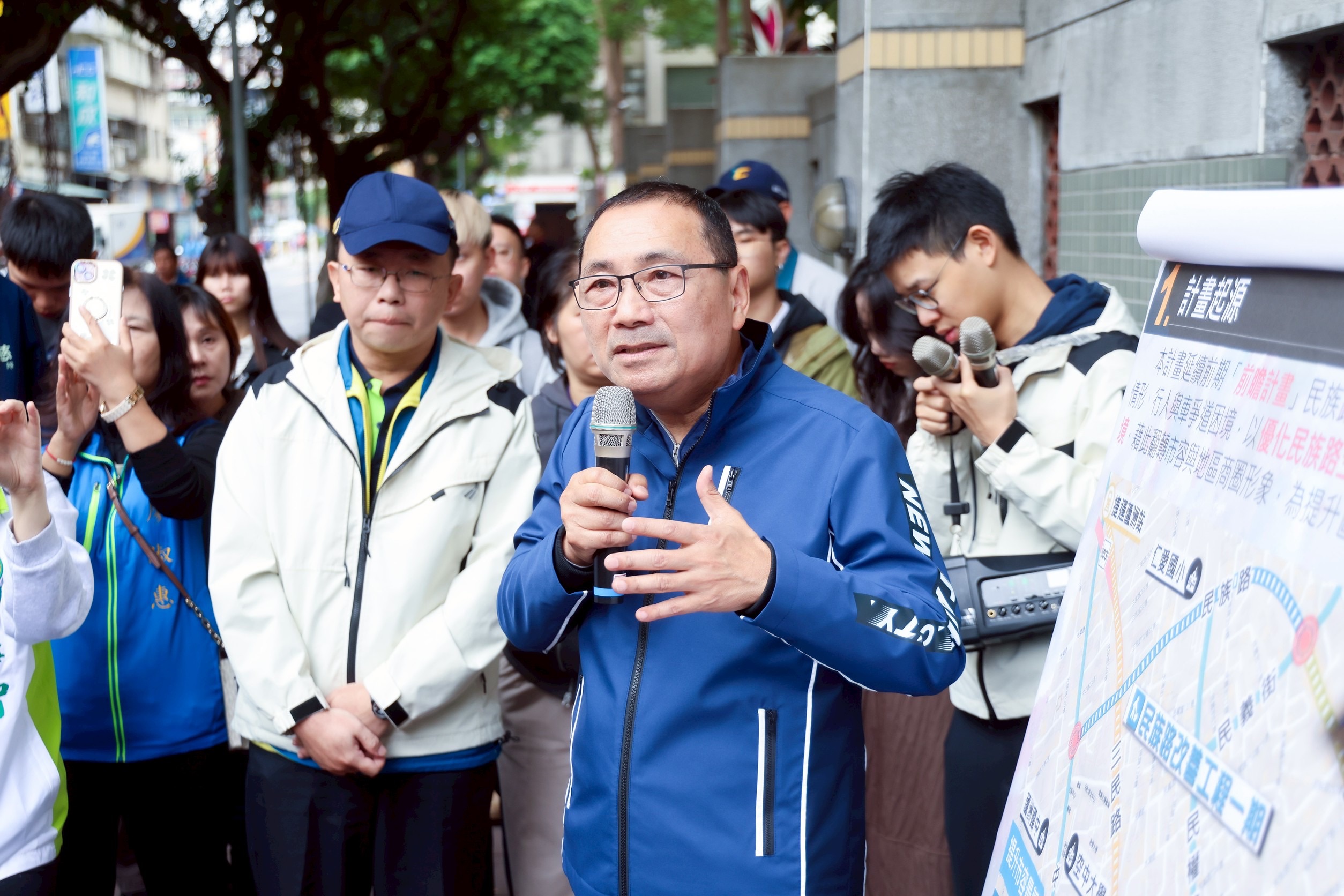 蘆洲區民族路人行道整體改善計畫第三期即將完工，新北市長侯友宜今（18）日前往視察時表示，此次改善工程包括步道拓寬、鋪面更新、無障礙設施改善。