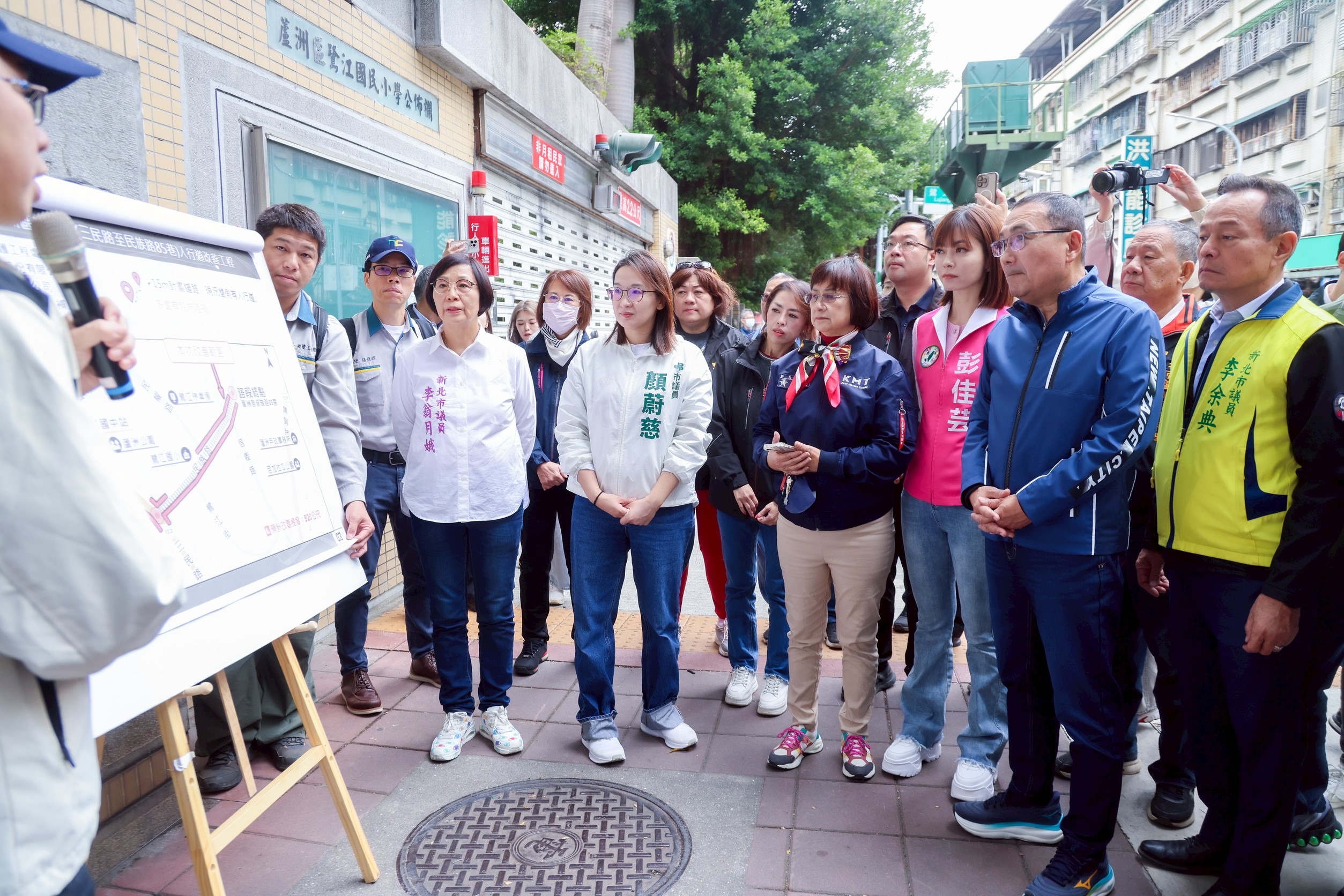 侯友宜指出，人行步道是基礎工程，也是市民最關心的事，市府會持續盤點轄內整體人行環境，透過遷移占地設施、電桿下地工程及變電箱移置等，拓寬人行步道，維護市民通行安全。