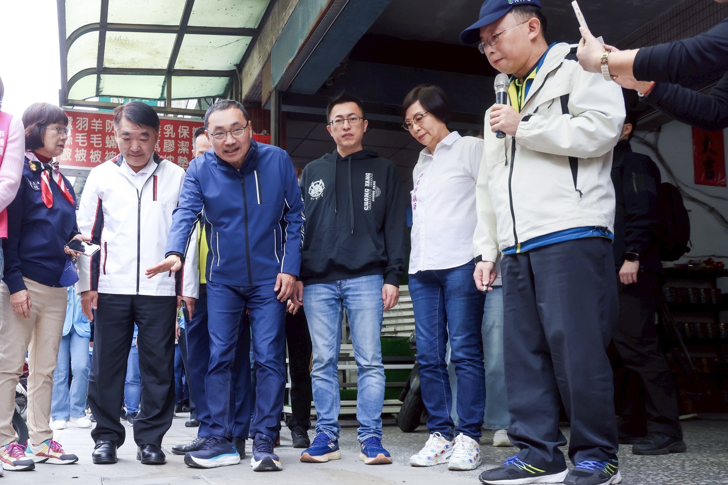 蘆洲區民族路人行道整體改善計畫第三期增設導盲、整合無障礙設施，優化路口動線與安全設計，台電也配合電箱下地工程與集中周邊道路纜線管路，讓通行環境寬敞順暢。