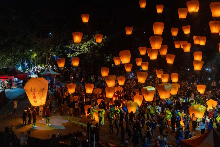  「新北感溫祭」冬季系列活動「2026平溪天燈節」，屢次被各大旅遊網站評選為一生必去的慶典，每一波皆有上百顆天燈同時升空，夢幻般的景象，點亮平溪山城的夜空。